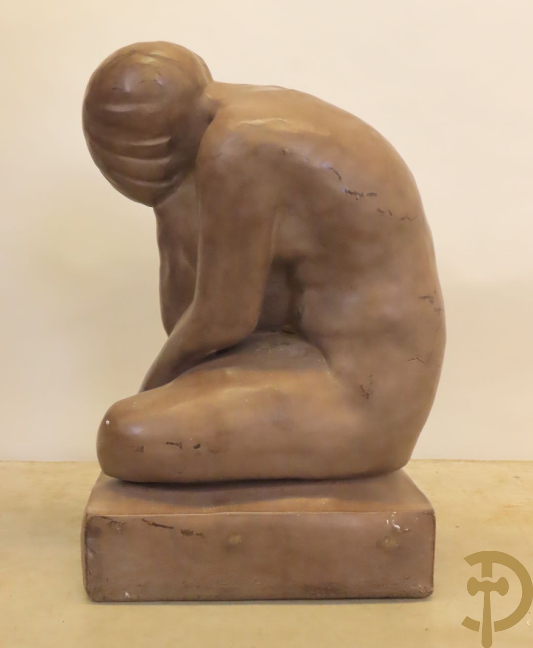 Geknielde zittende gepatineerde dame in composiet, Art deco stijl