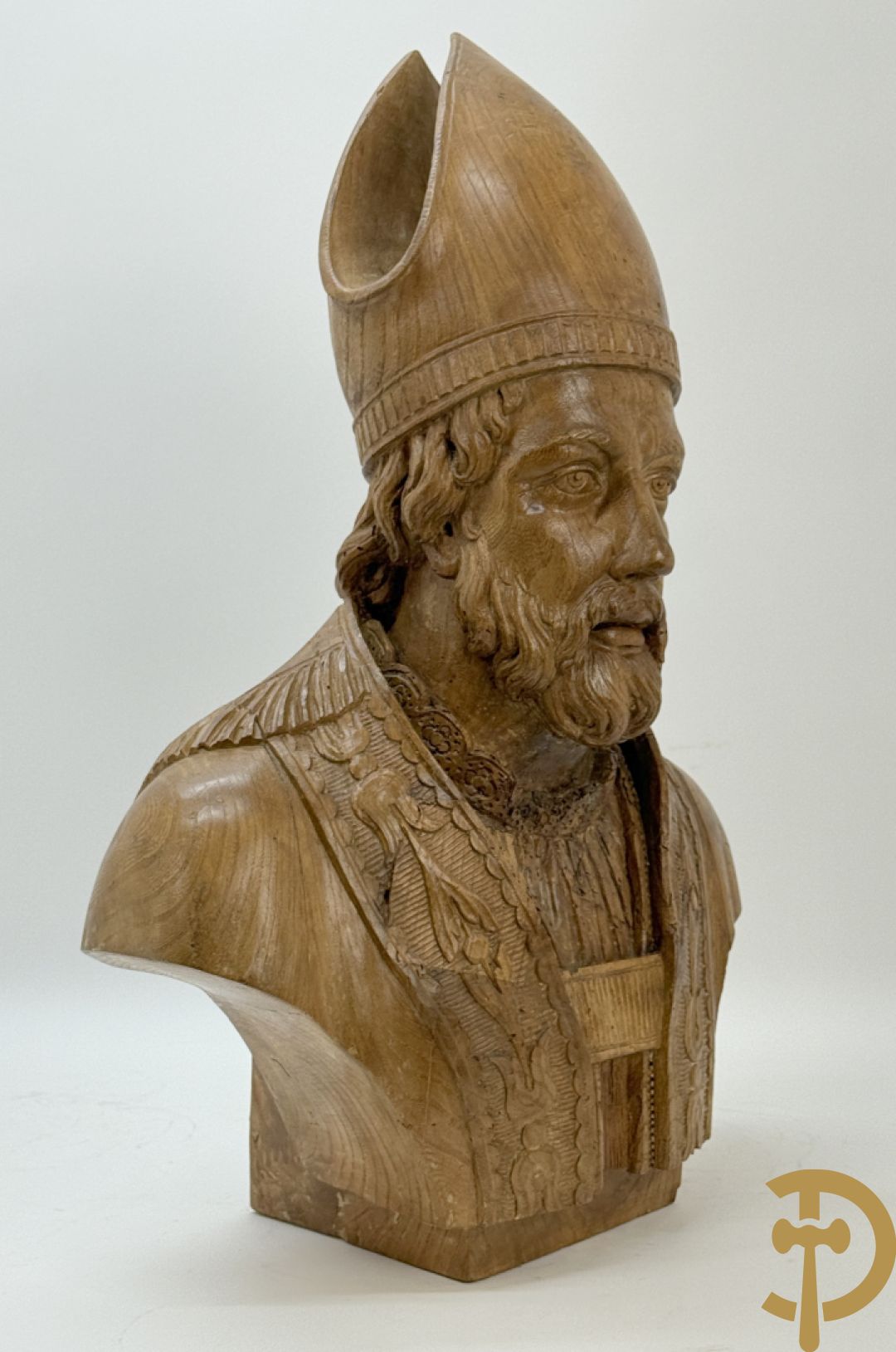 Houtgesculpteerde buste van Sint Elooi