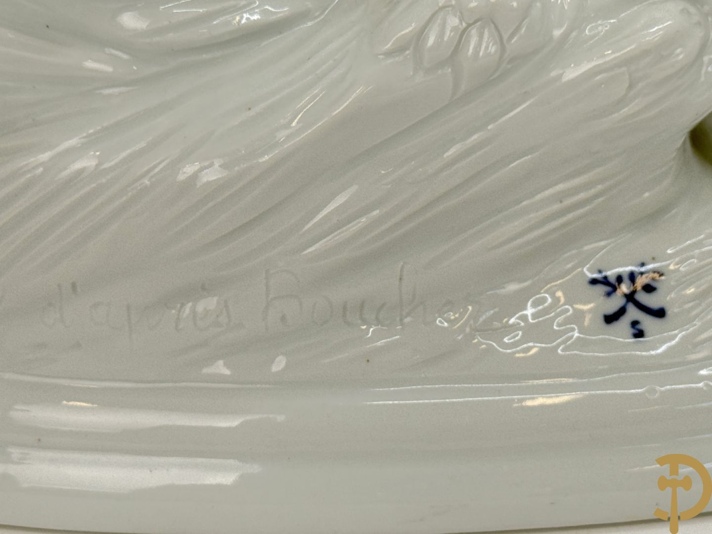 Milieu de table in porselein met bloemendecor + geajoureerde porseleinen Limoges coupe + porseleinen vaasje met cupido