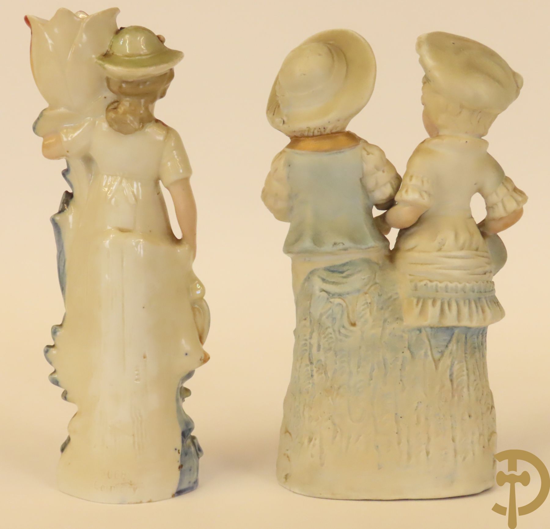 Meerkleurige porseleinen damesbuste + 14 biscuits