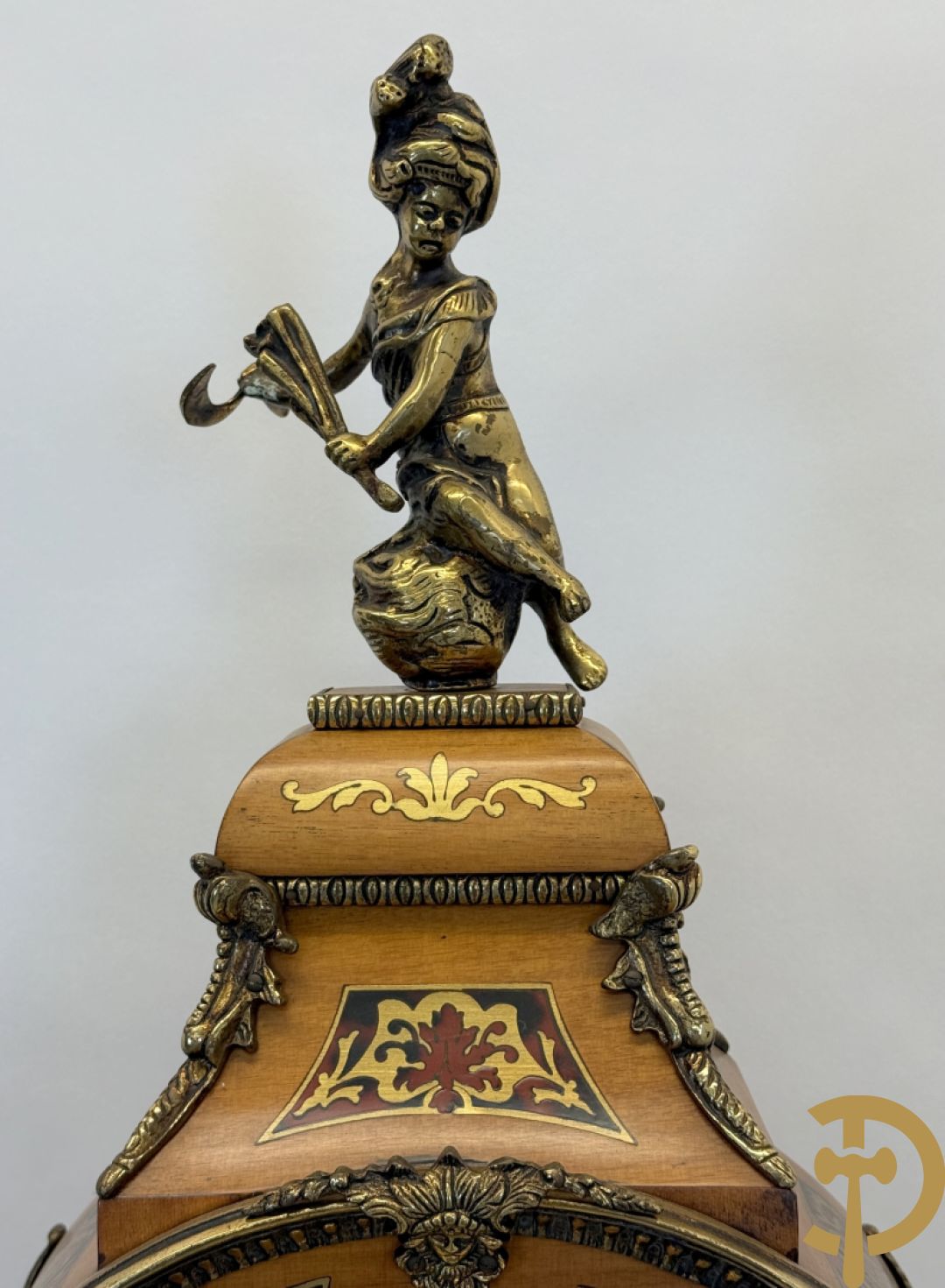 Italiaanse notelaren kartel met marqueterie en bronsbeslag, bovenaan bekroond met cupido - met bihhorende gemarqueteerde console met inleg van koper en schildpadimitatie, decor van amfoor en bronzen medusahoofd