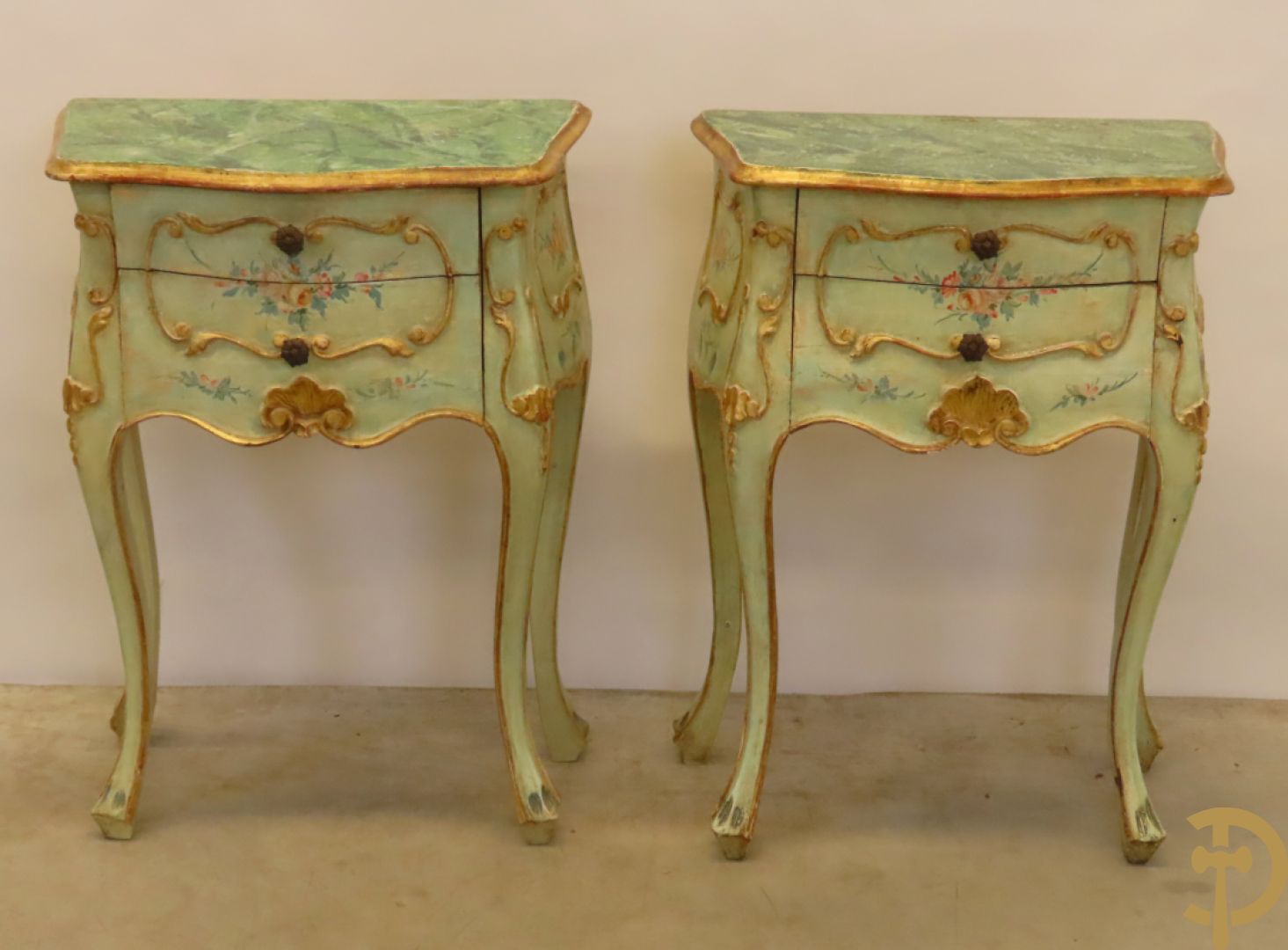 Paar gegalbeerde en gemonochromeerde bijzetkastjes met 2 lades en beschilderd bloemendecor op voluutvormige poten