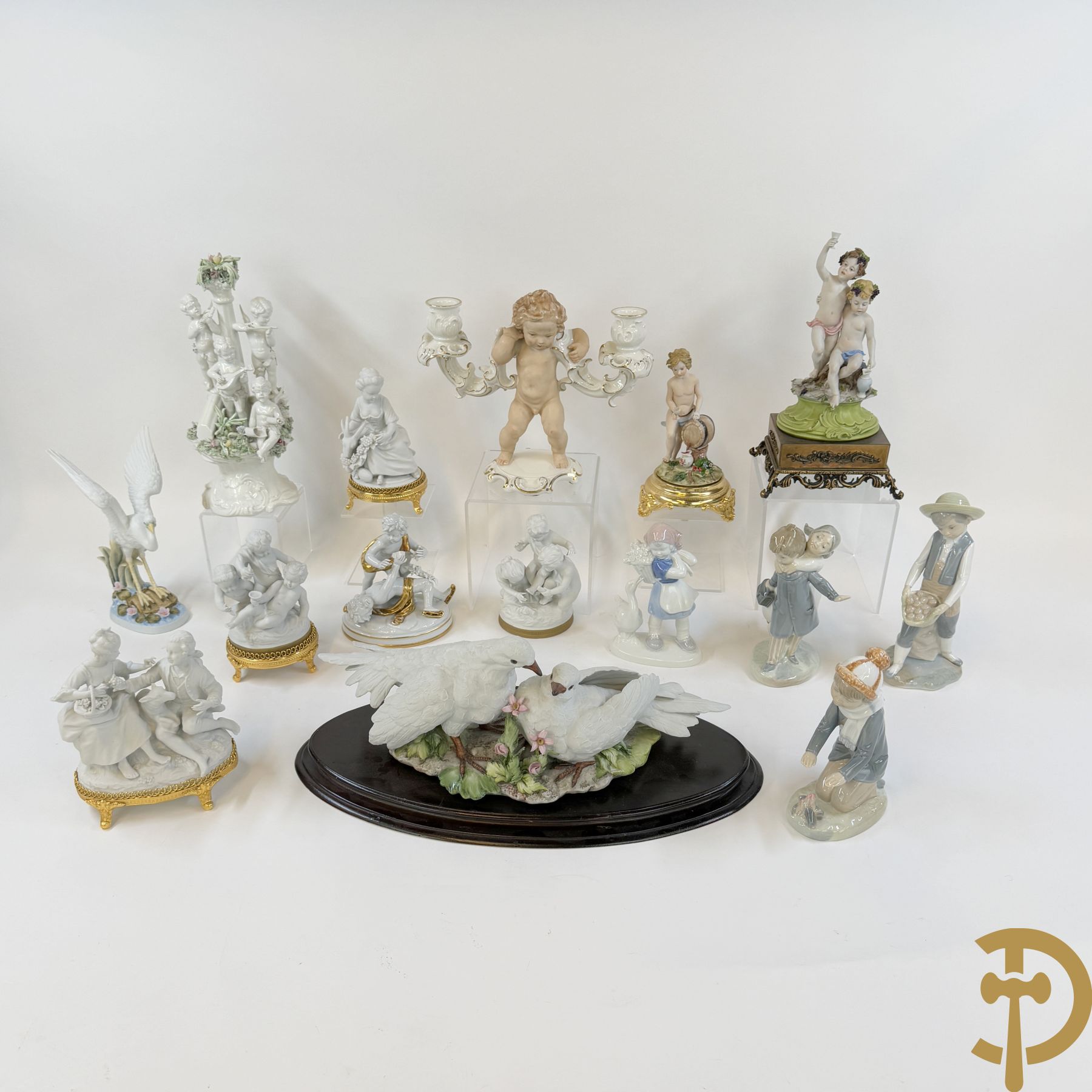 Vier Spaanse gekleurde biscuits met kinderen, Zaphir gemerkt + Italiaanse biscuits met cupido