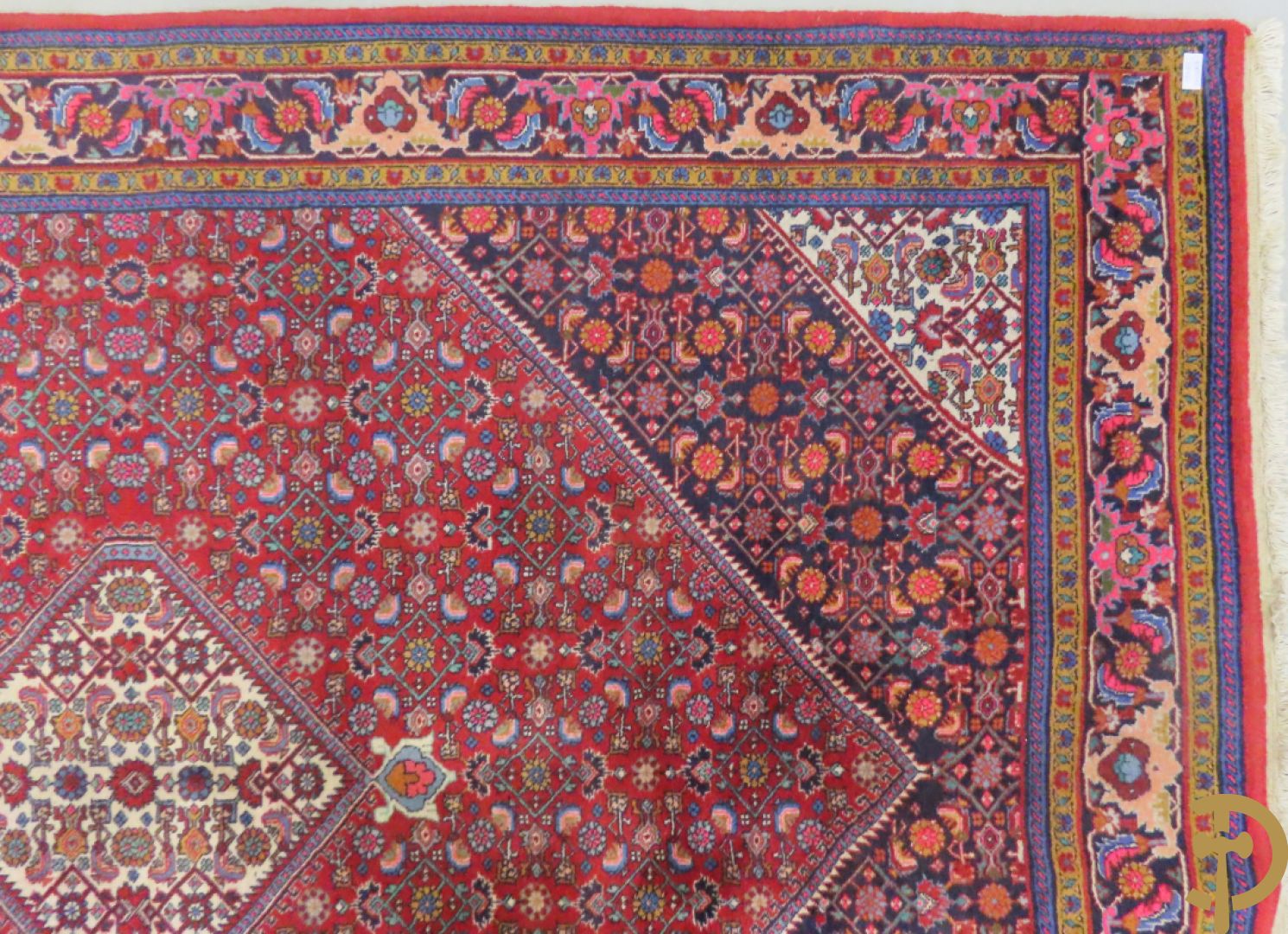 Oosters handgeknoopt tapijt met centraal decor