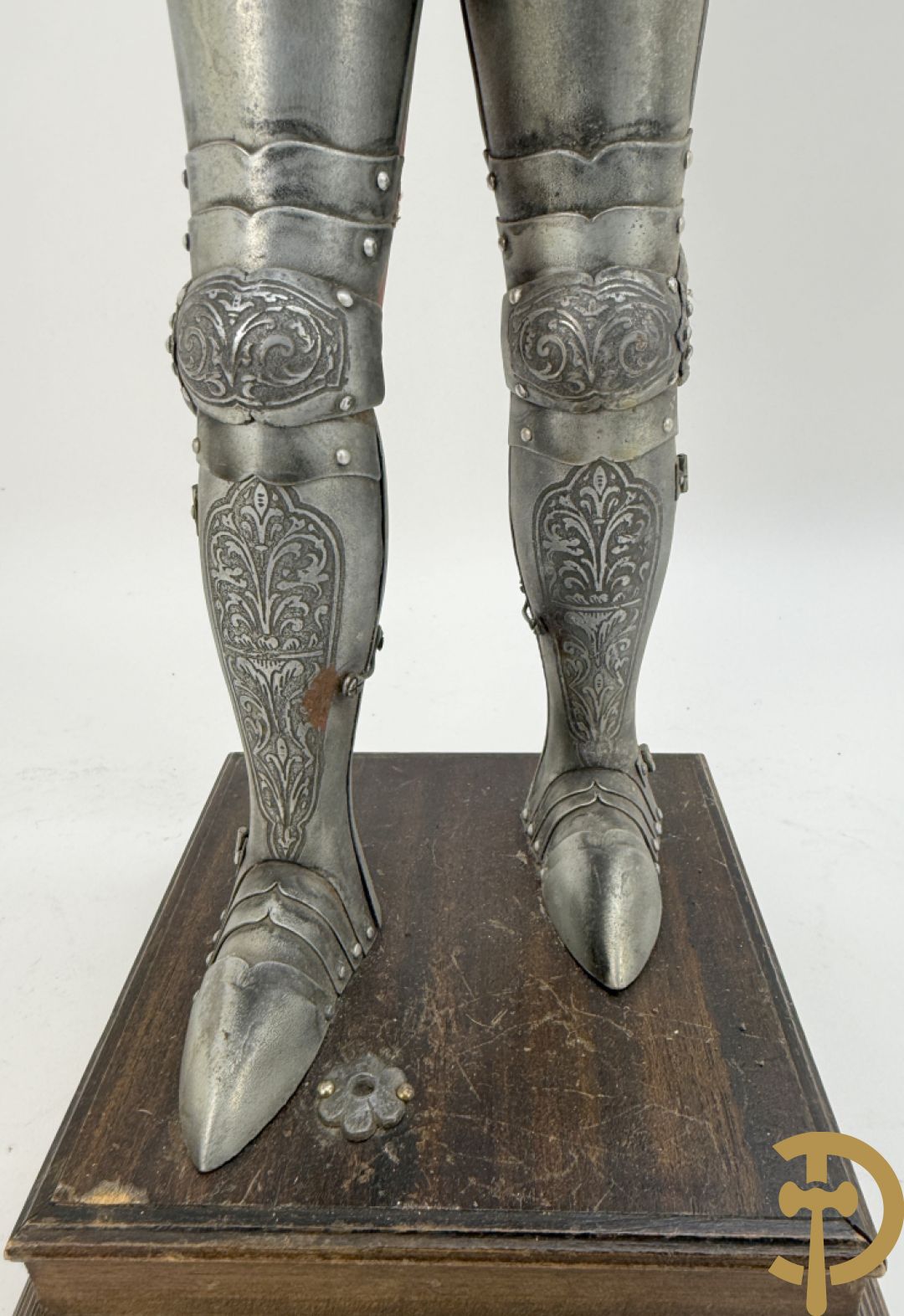 Miniatuur harnas met terra cotta hoofdje in helm op houten voet