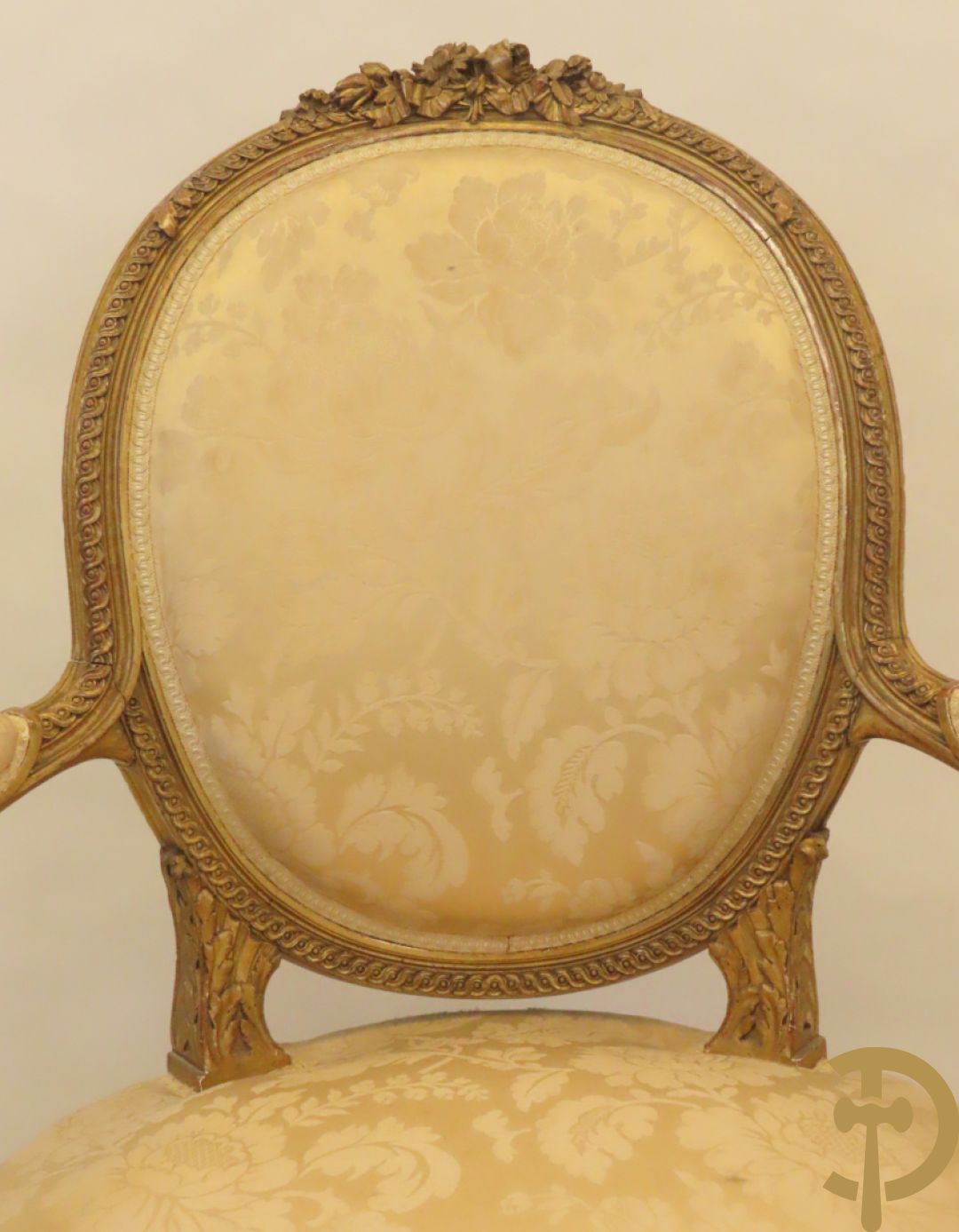 Vergulde armzetel met ovale medaillon bezet met bloemendecor, Louis XVI stijl, 19e