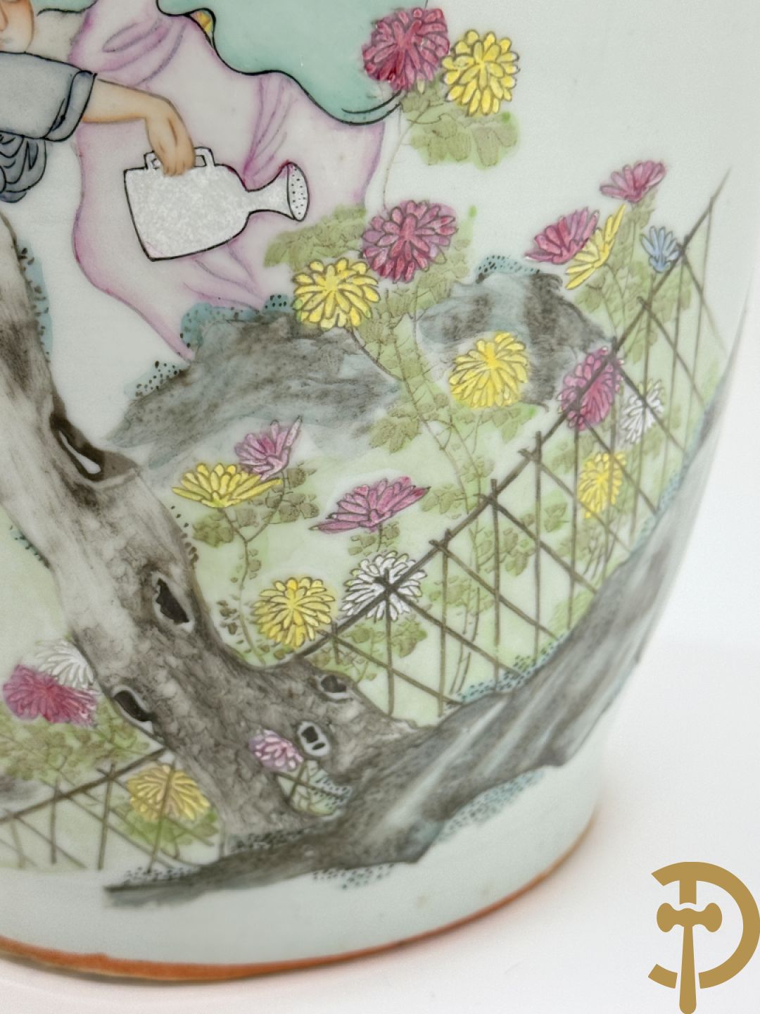 Chinese porseleinen vaas met decor van wijsgeer omgeven door kinderen