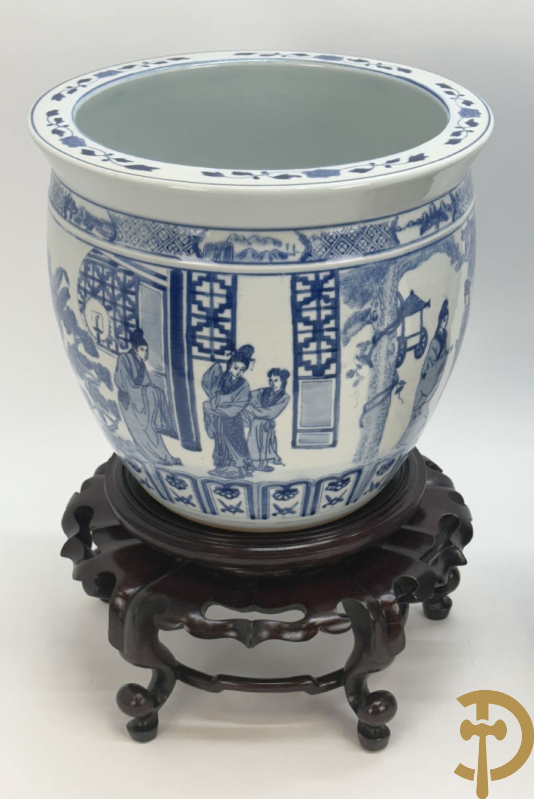 Twee blauw/witte cachepots met geanimeerd landschapsdecor op houten sokkels