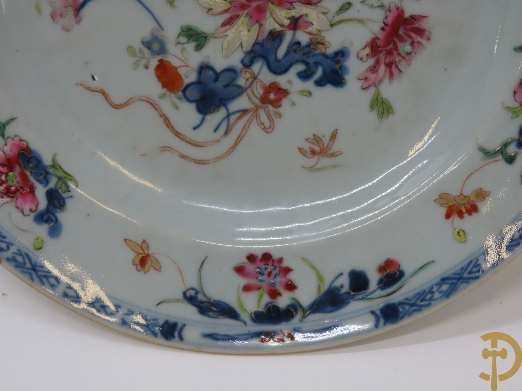 Acht Chinese porseleinen borden w.o. blauw/wit met bloemendecor, 2 blauw/witte borden, 2 Imari borden (1 met ster), 2 porseleinen borden met decor van bloemen in landschap en octagonaal bord