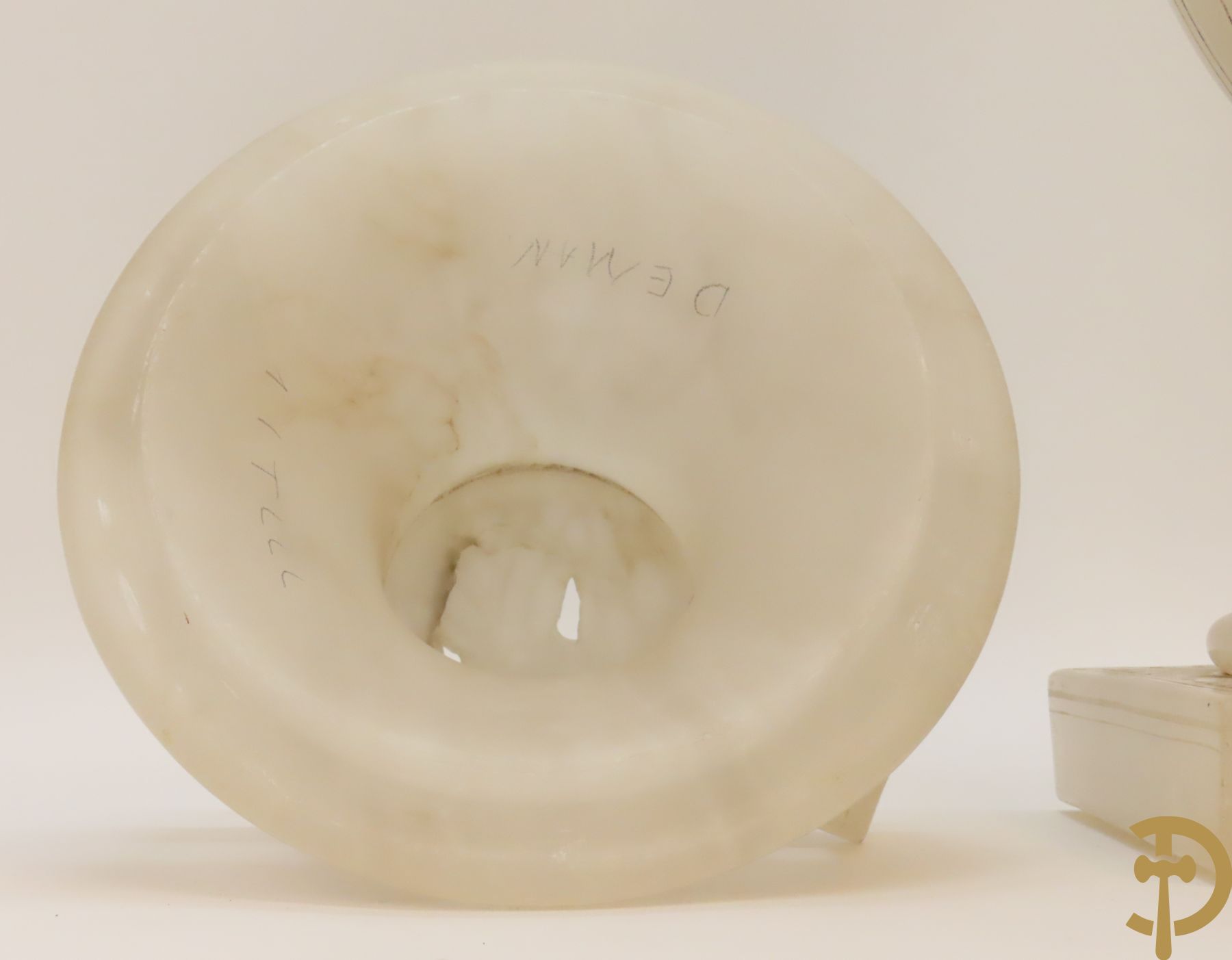 Paar handgesculpteerde onix marmeren Italiaanse potiches met accanthusraken en meanderend decor