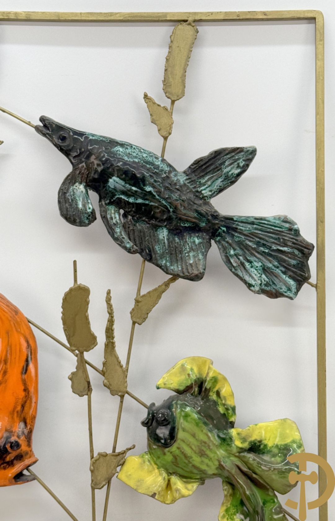 Smeedijzeren decoratief basrelief met keramieken vissen