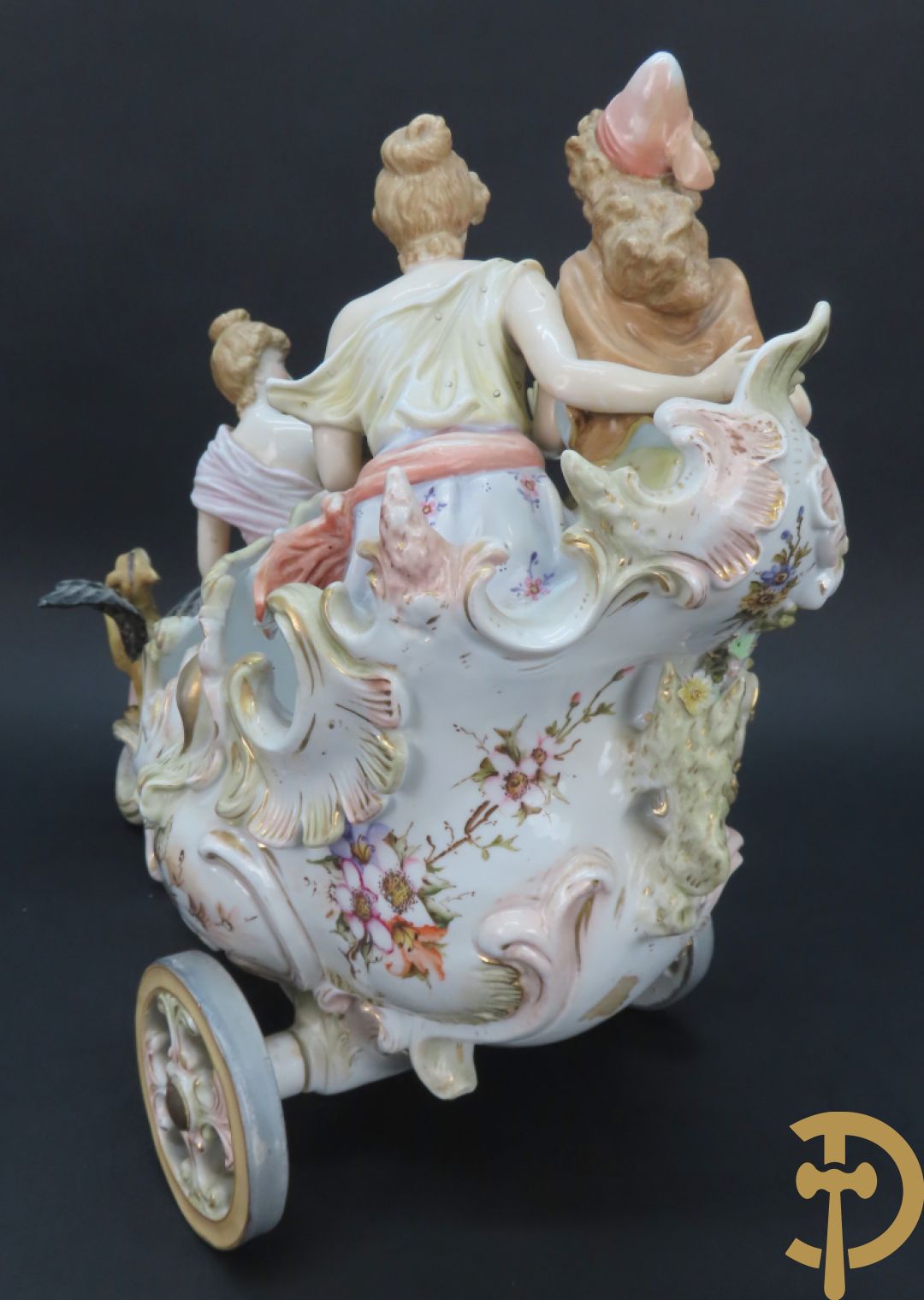 Meerkleurige porseleinen sierwagen slede met 3 dames voortgetrokken door 3 honden, onderaan gemerkt