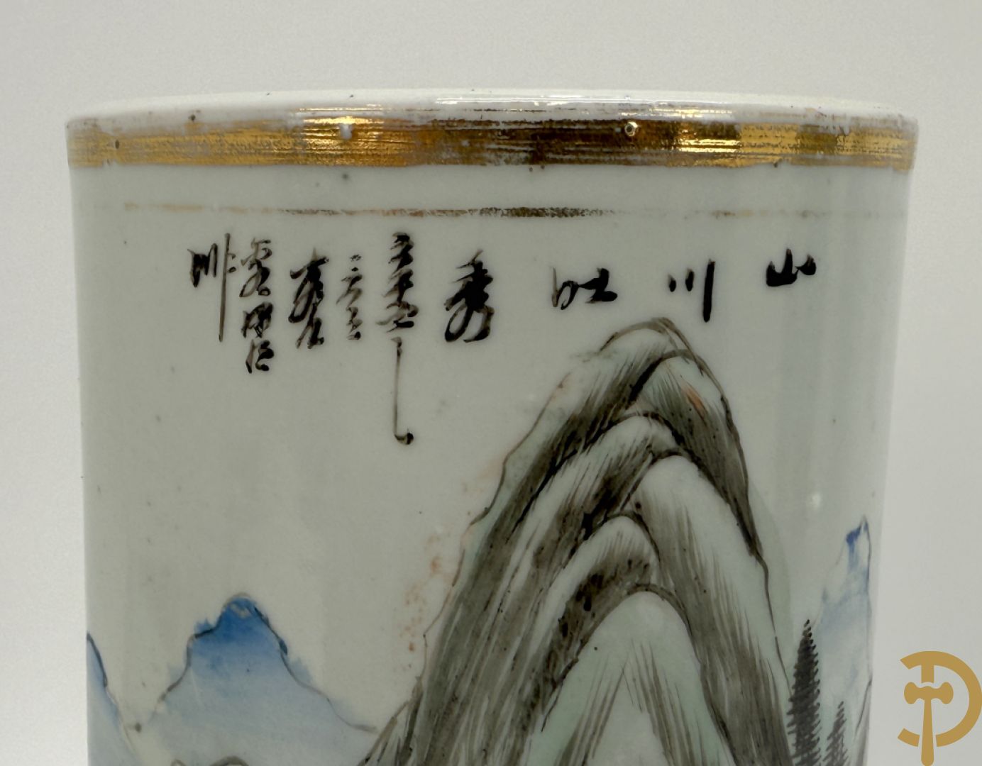 Paar Chinese porseleinen rolvaasjes met landschapsdecor