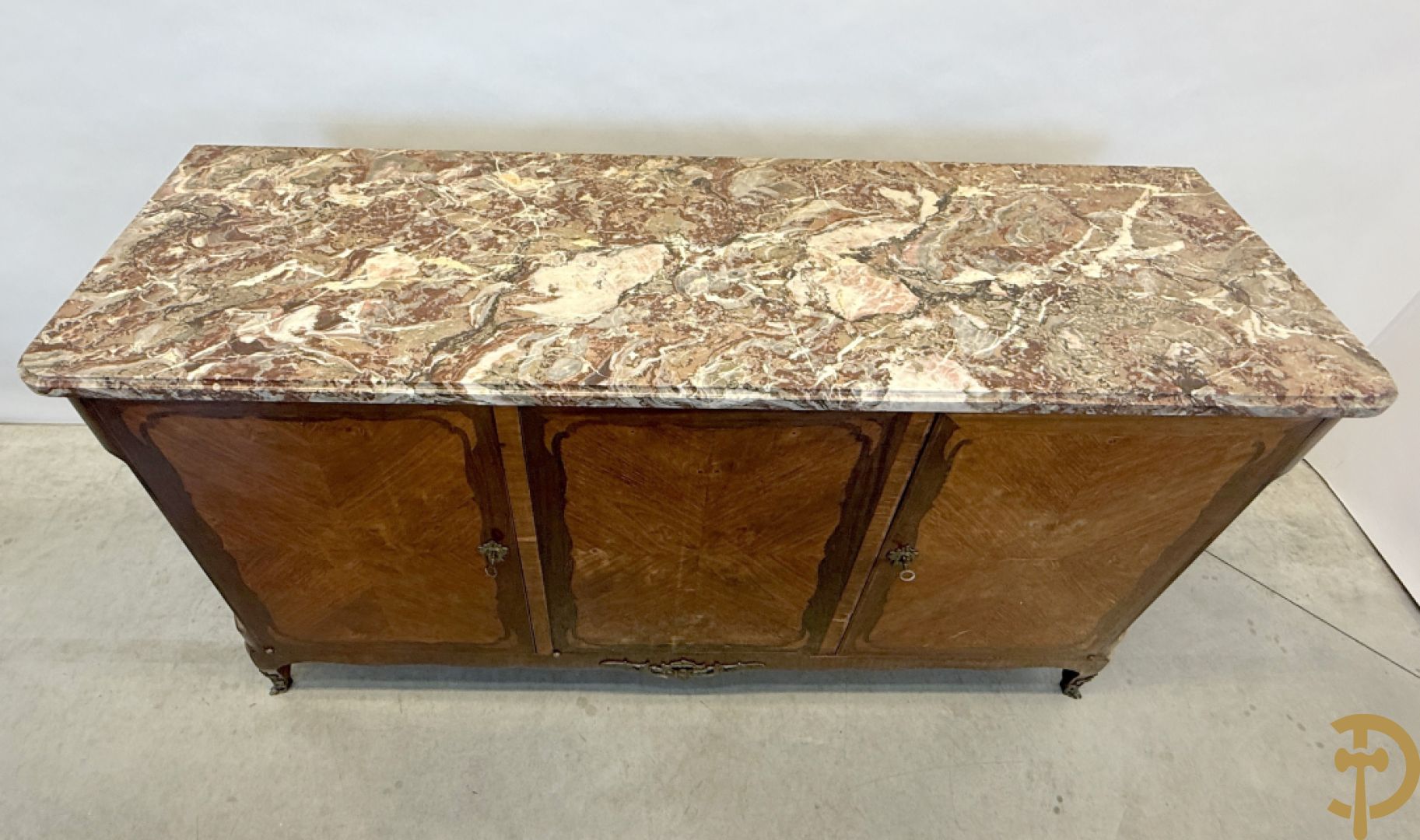 Notelaren driedeursdressoir met marmeren blad  bronzen sabots op de poten