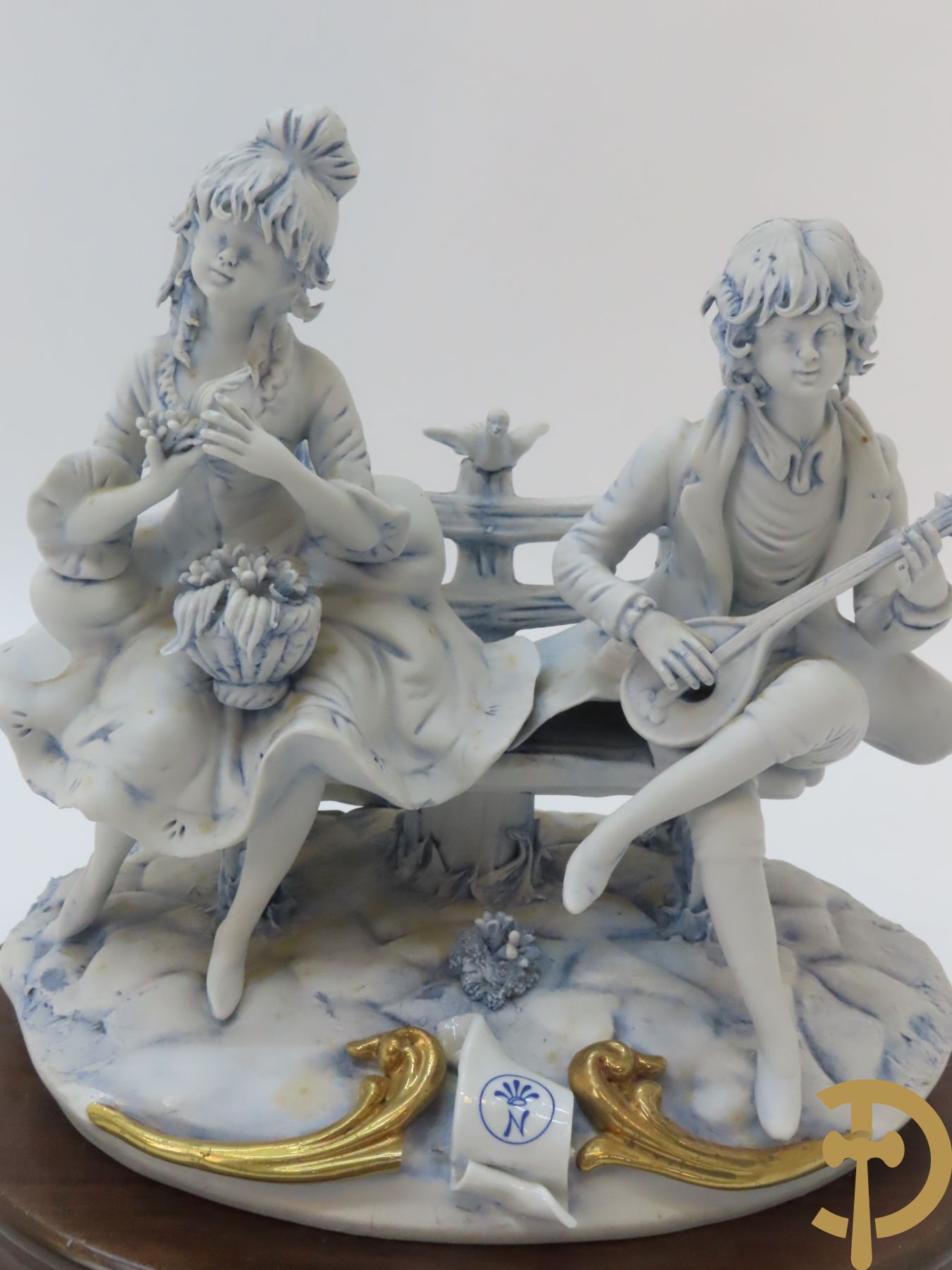 Drie beelden in Capo di Monte porselein : dame met lang haar, jongeman met vis en koppel op bank