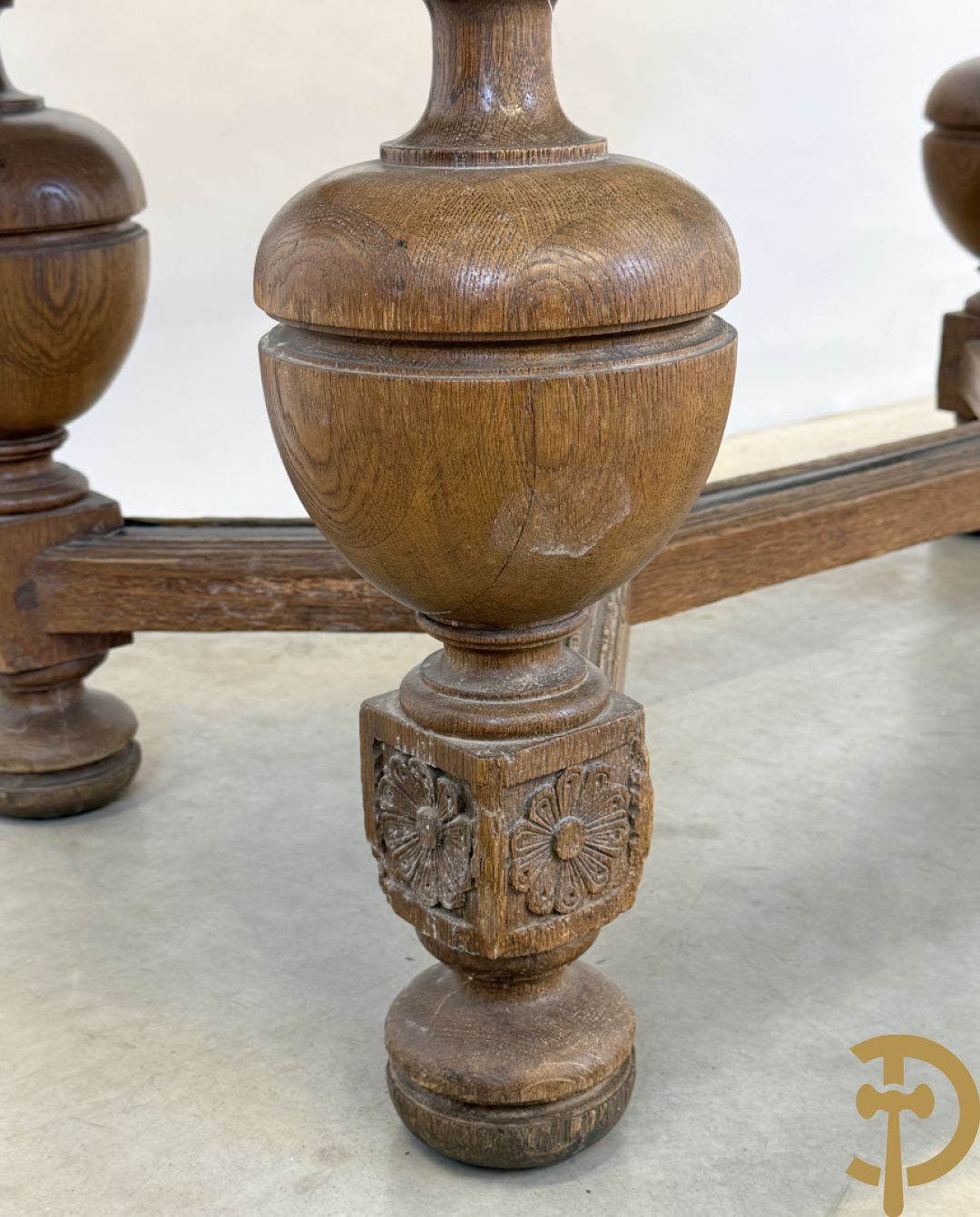 Eiken Neo Renaissance bolpoottafel bezet met rosassen en gesculpteerde kinderkopjes