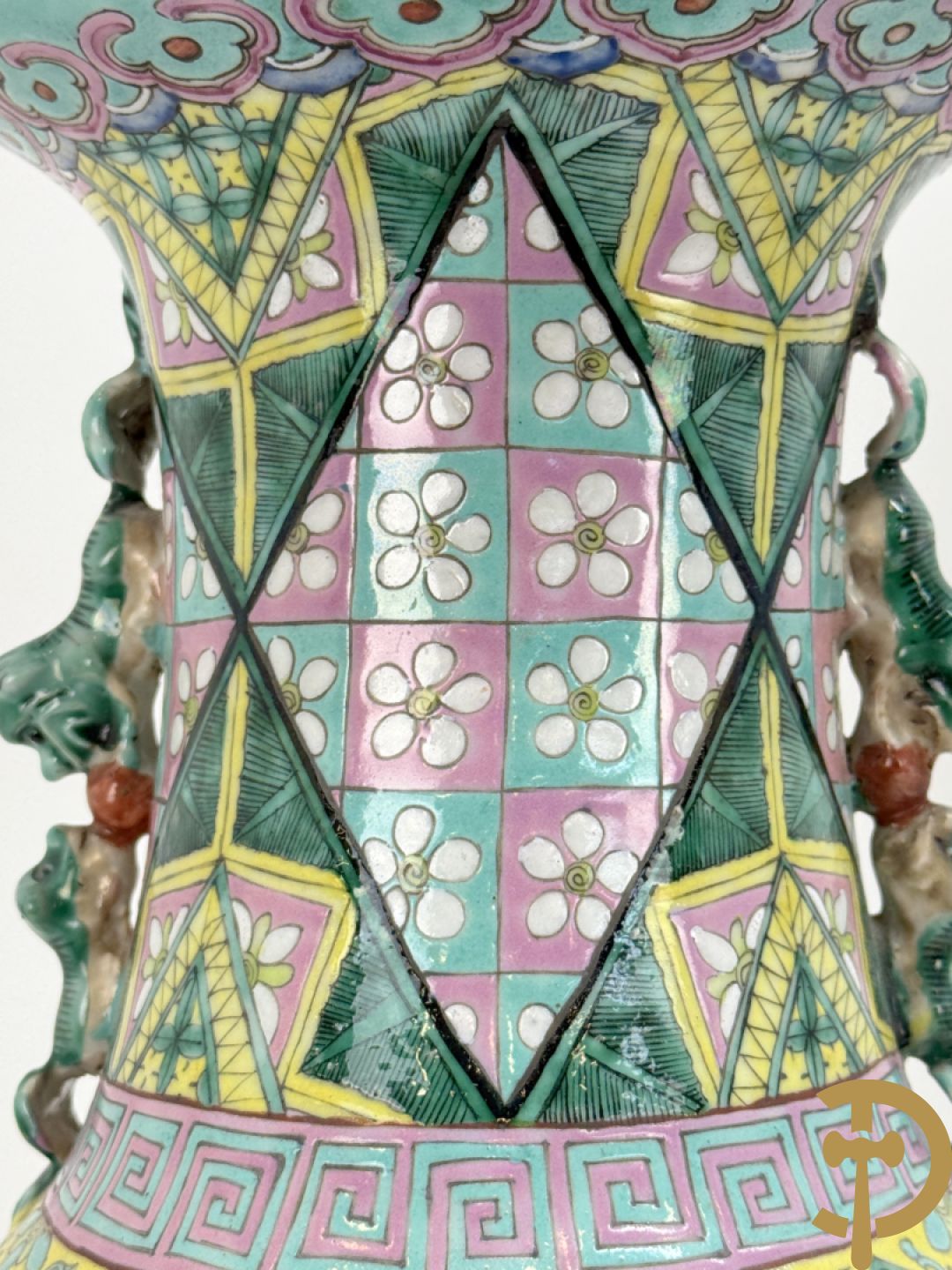 Chinese porseleinen vaas met ruitvormen en geometrische patronen, bovenaan met fo honden bezet