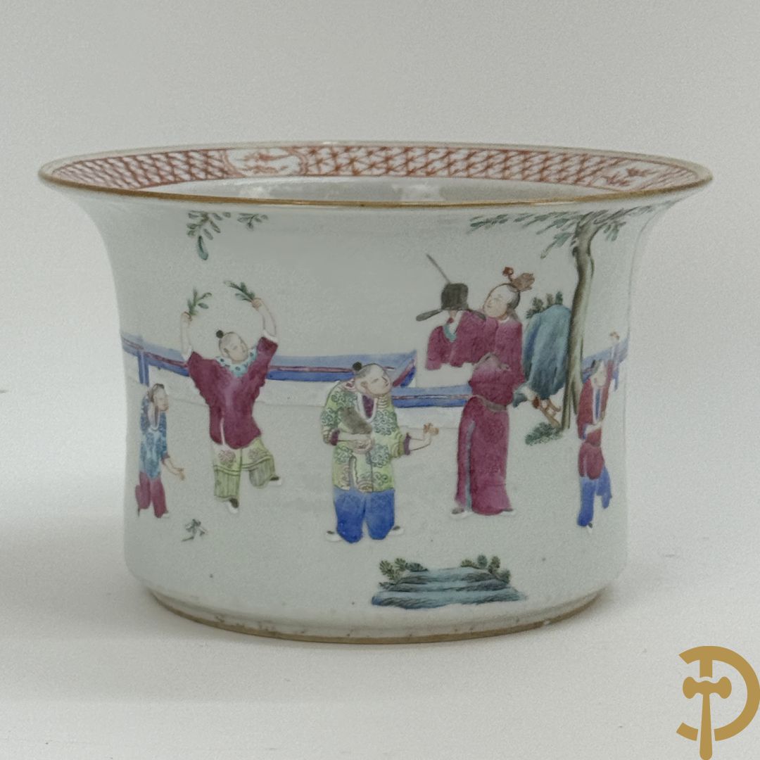 Chinese porseleinen bloemencachepot met decor van kinderen en dames