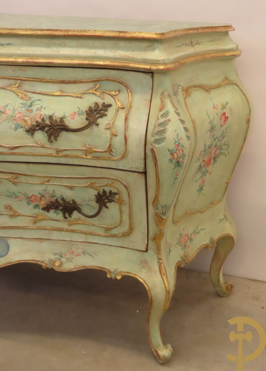 Gegalbeerde tweeladencommode op voluutvormige poten met verguld en beschilderd bloemendecor