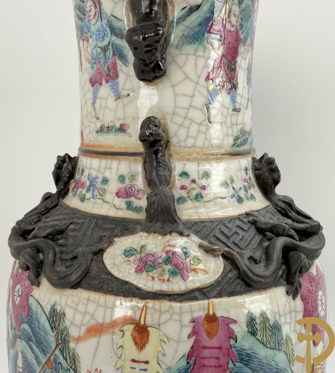 Paar Nankin vazen met dansende figuren en krijgertaferelen op houten sokkels