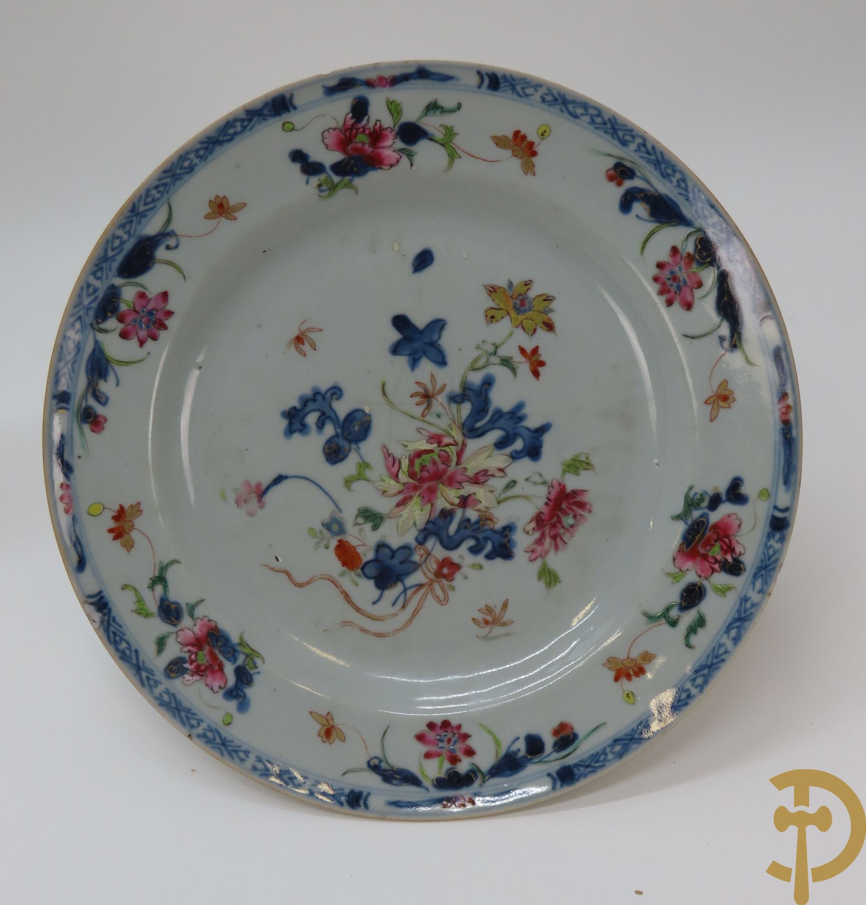 Acht Chinese porseleinen borden w.o. blauw/wit met bloemendecor, 2 blauw/witte borden, 2 Imari borden (1 met ster), 2 porseleinen borden met decor van bloemen in landschap en octagonaal bord