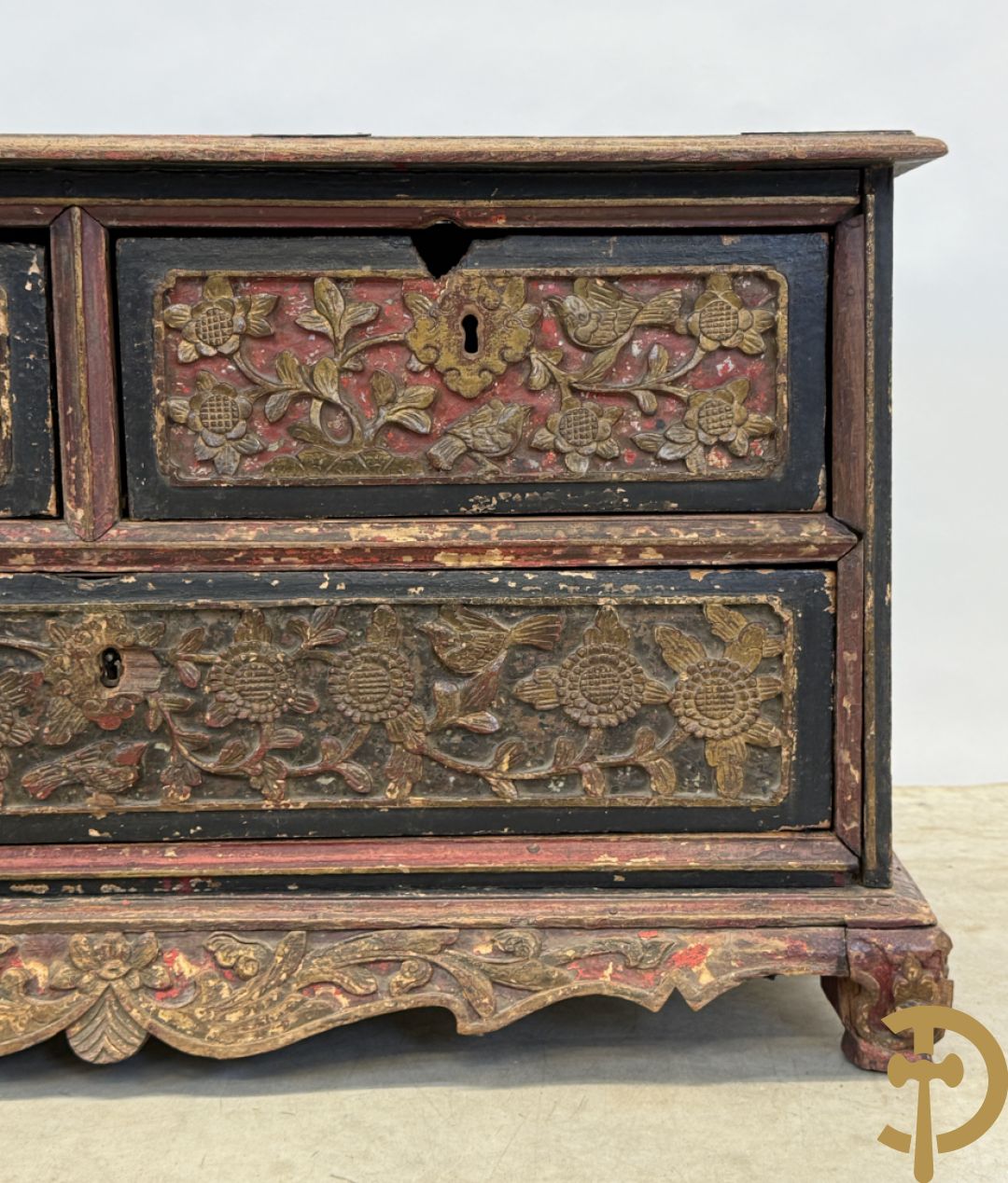 Indonesisch laag ladenkastje met sculptuur van accanthusranken en koperbeslag