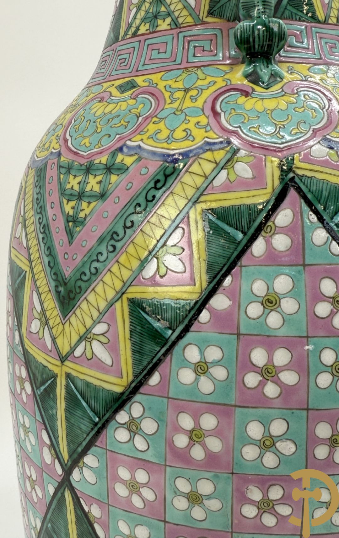 Chinese porseleinen vaas met ruitvormen en geometrische patronen, bovenaan met fo honden bezet