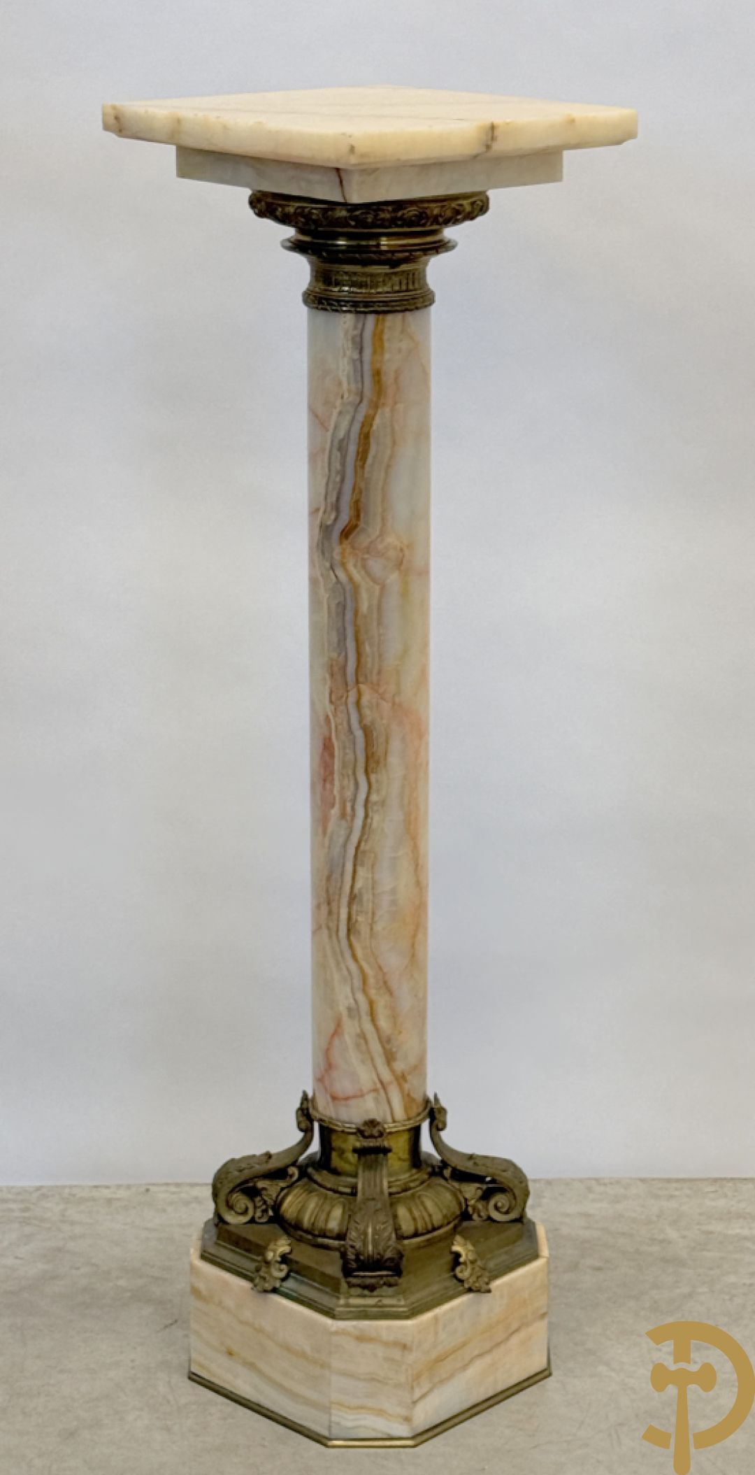 Marmeren zuil, onder en boven met beslag van accanthusranken bezet