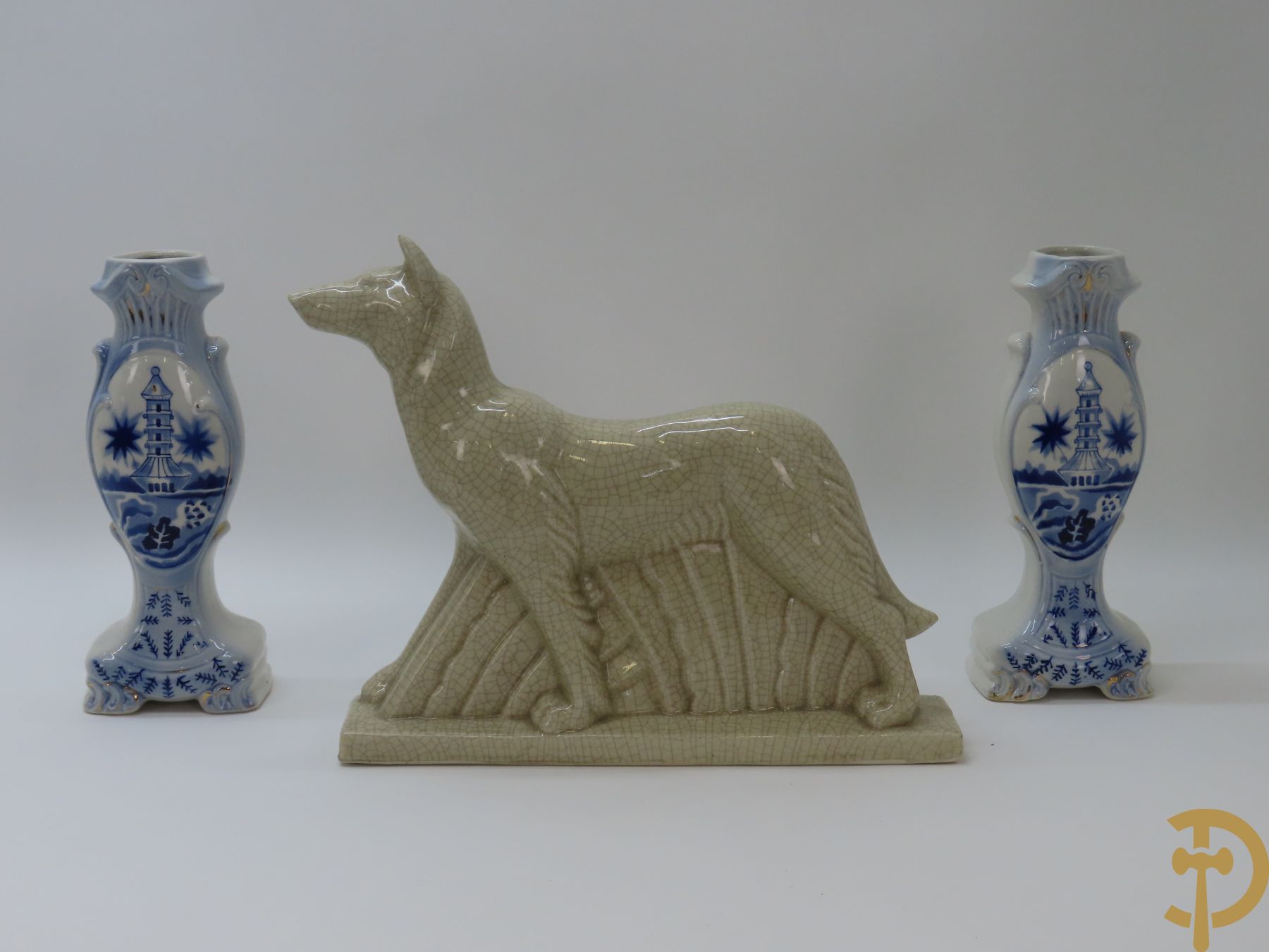 Gecraqueleerde Art deco keramiek van hond, AMC  gemerkt + 2 AMC vazen met blauw decor