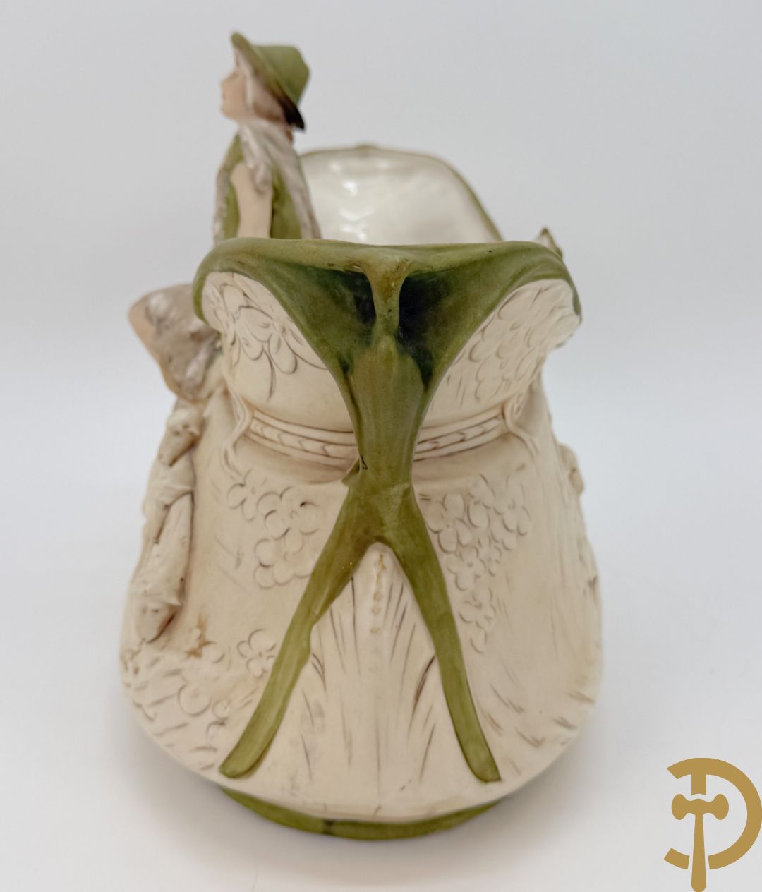 Coupe in Royal Dux met herder en schapen, nummer 1224, gemerkt onderaan