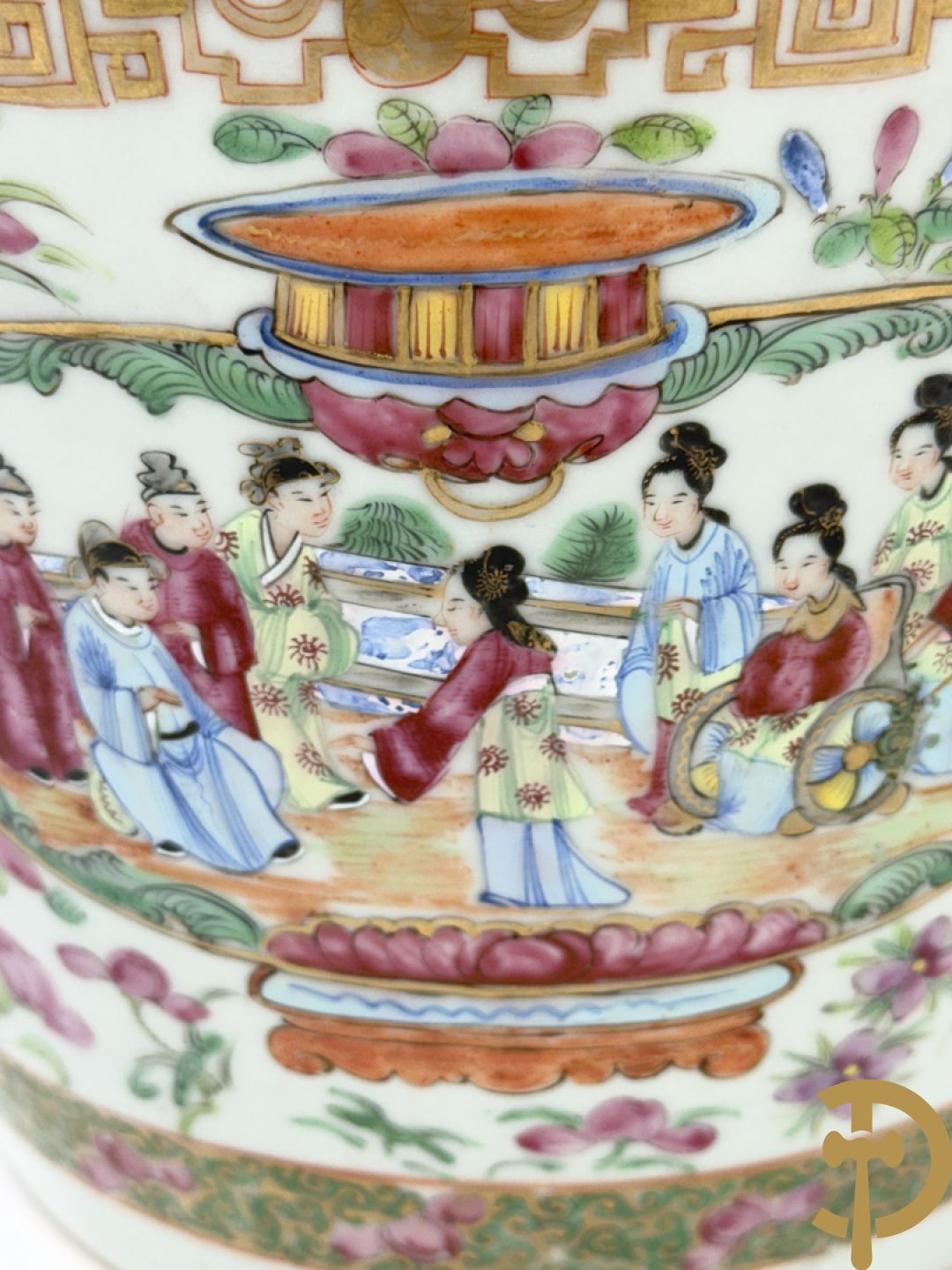 Chinese porseleinen Kanton vaas met geanimeerde hoftaferelen, natuurmotieven, fauna en floradecor