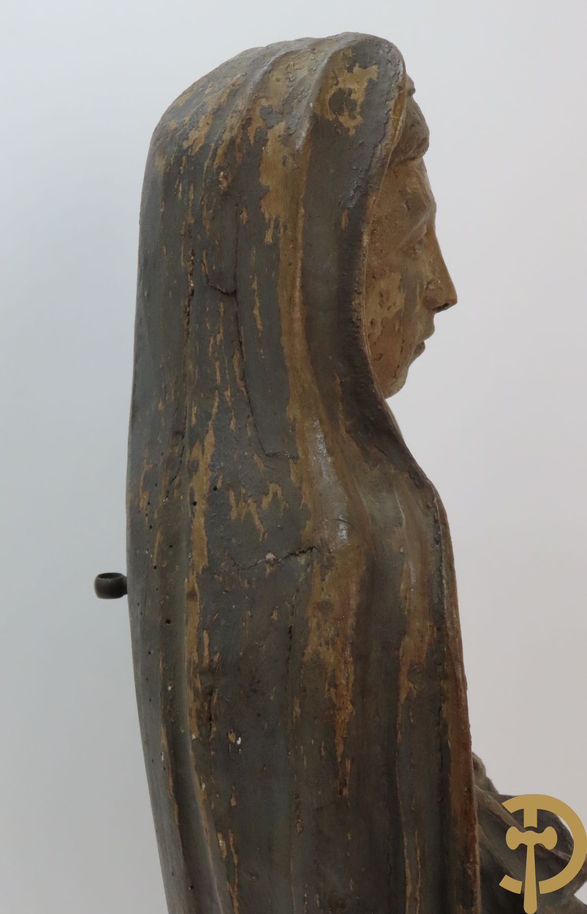 Gepolychromeerde houtsculptuur van dame met gedrapeerd kleed
