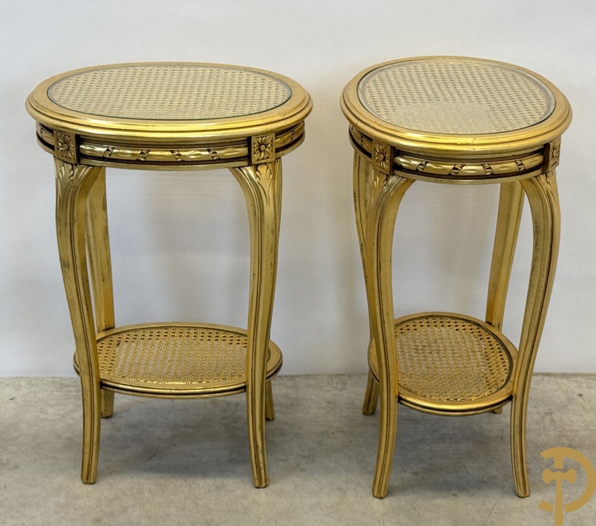 Paar vergulde Louis XVI bijzettafeltjes met cannage op voluutvormige poten