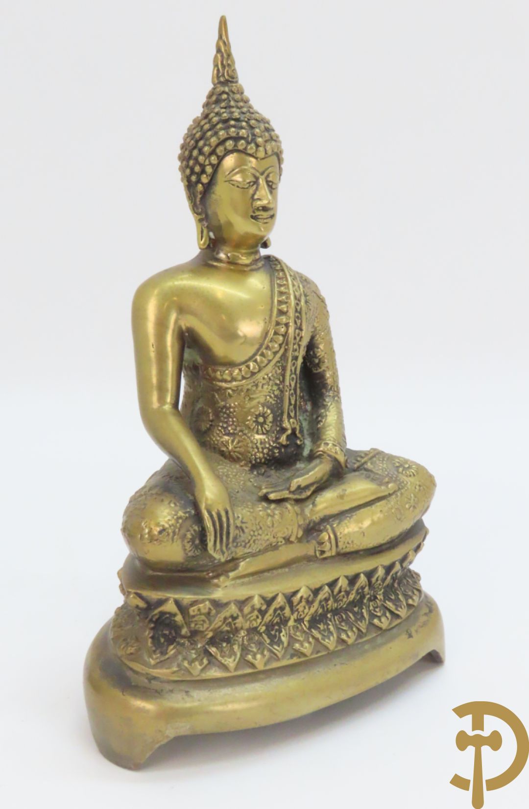 Bronzen zittende boedha + boedha in verweerd metaal