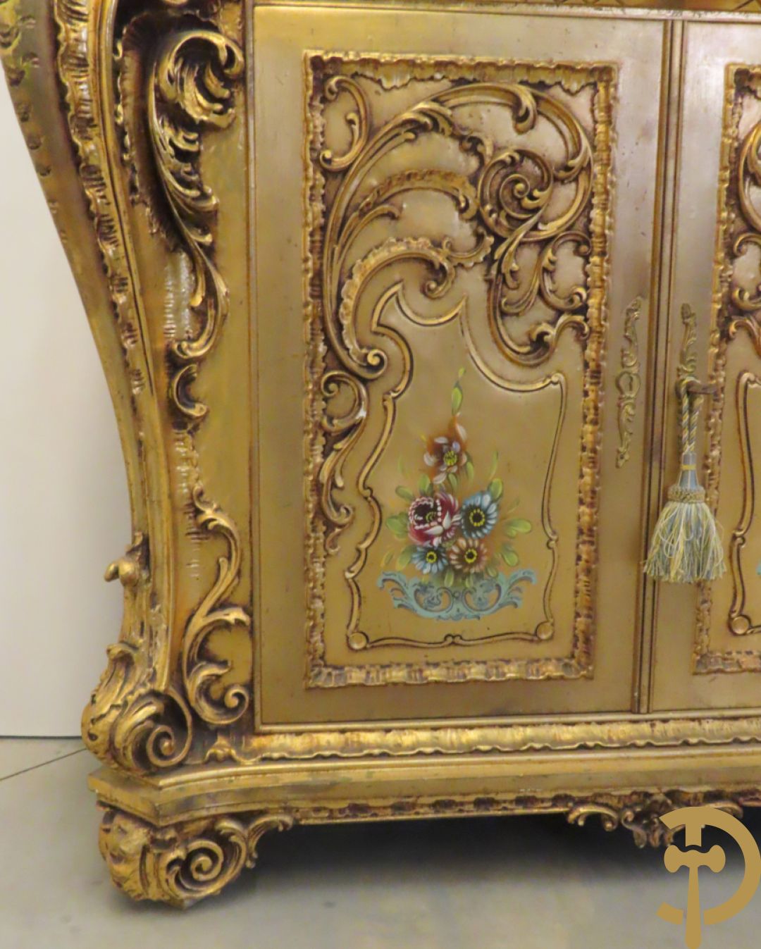 Uitzonderlijke vergulde Louis XV eetkamer bestaande uit vijfdeursdressoir met voluutvormige accanthusranken en rocailles, beschilderd met bloemenmotieven en centraal tafererel met hoornen des overvloeds + bijhorende spiegel vergulde tafel op voluutvormige poten met zes bijhorende stoelen + vitrine met accanthusranken en centrale deur, op voluutvormige poten