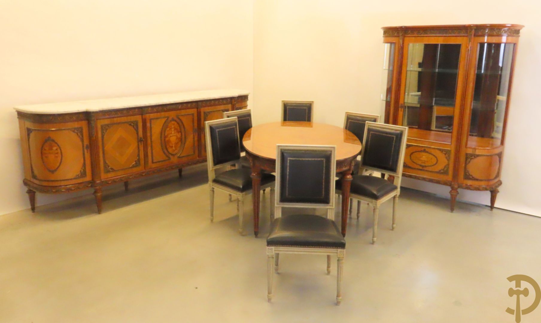 Notelaren eetkamer Louis XVI stijl bestaande uit vijfdeursdressoir met bloemenmarquetterie, bronsbeslag en wit marmeren blad, ovale uittrekbare tafel, 6 stoelen met leder bekleed en gegalbeerde vitrine met geslepen ruitjes