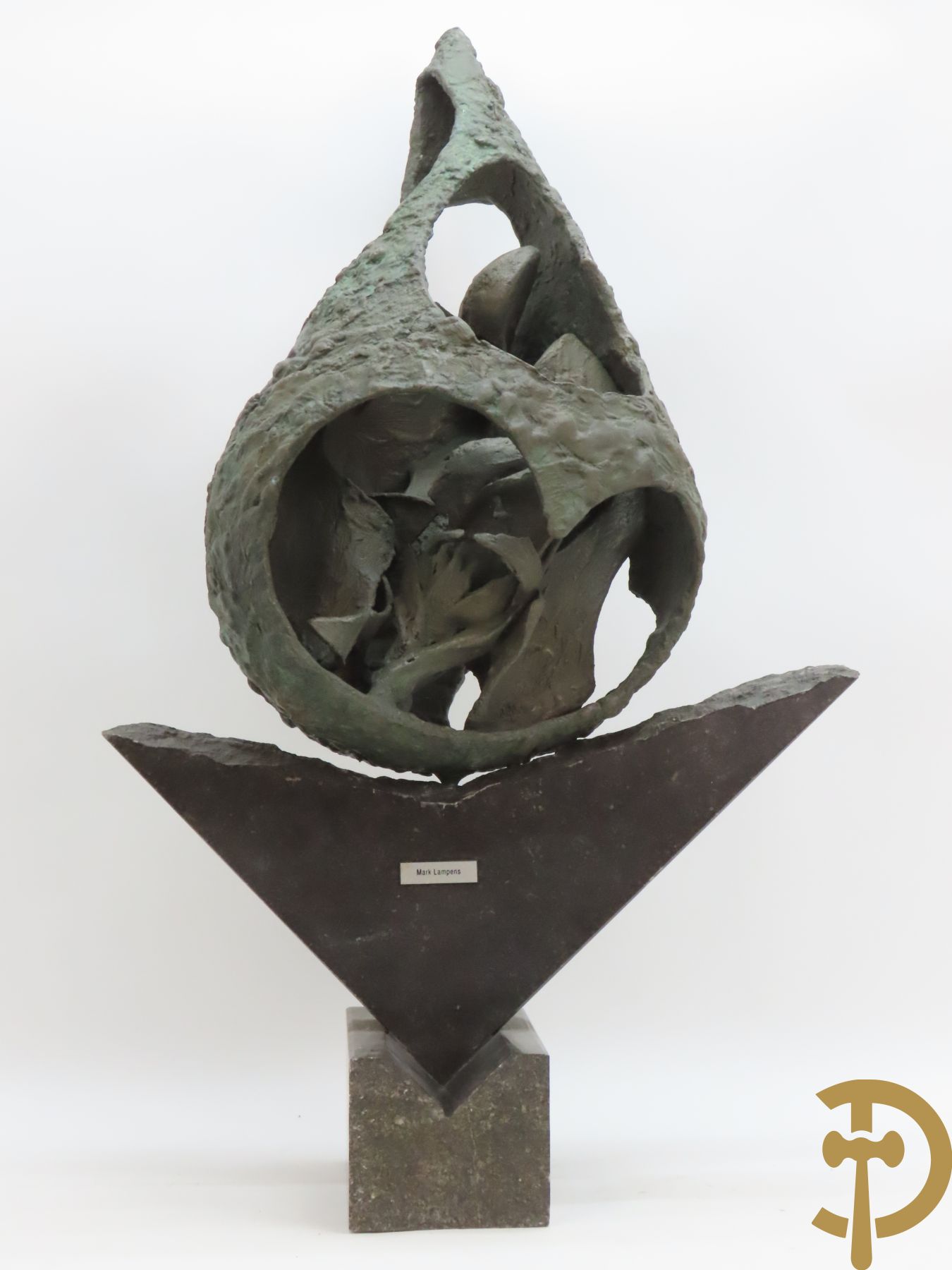 LAMPENS Mark getekend op arduinene sokkel - Kegelvormige bronssculptuur met grillig rolwerk