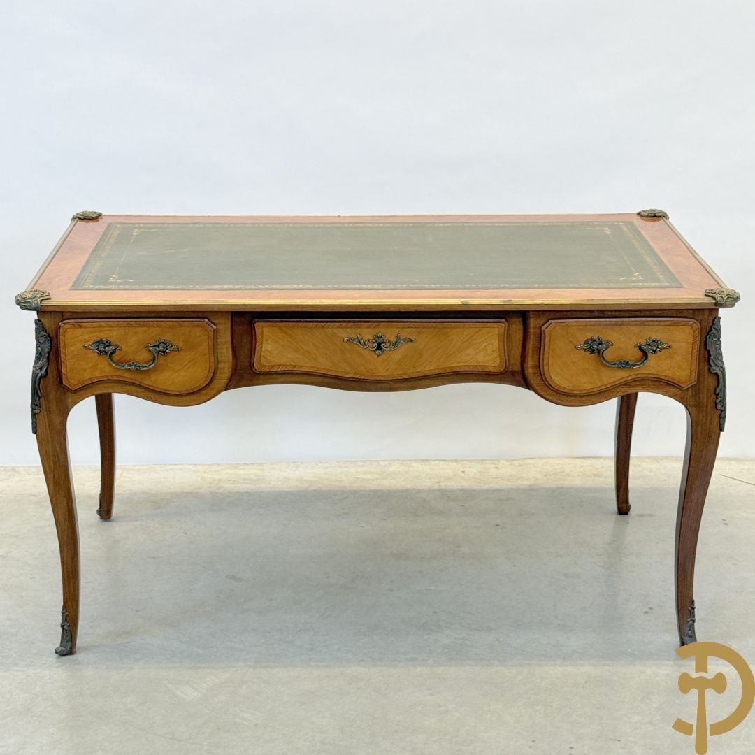 Notelaren Louis XV bureau met lederen blad, 3 lades  en bronsbeslag op voluutvormige poten