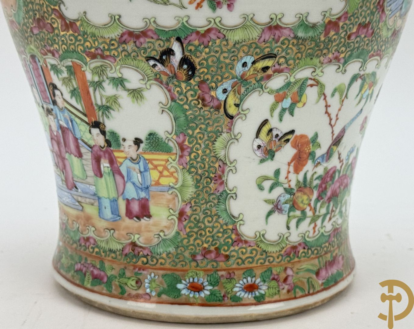 Chinese porseleinen Kantonvaas met geanimeerde taferelen, bloemen, vogel en vlinderdecor