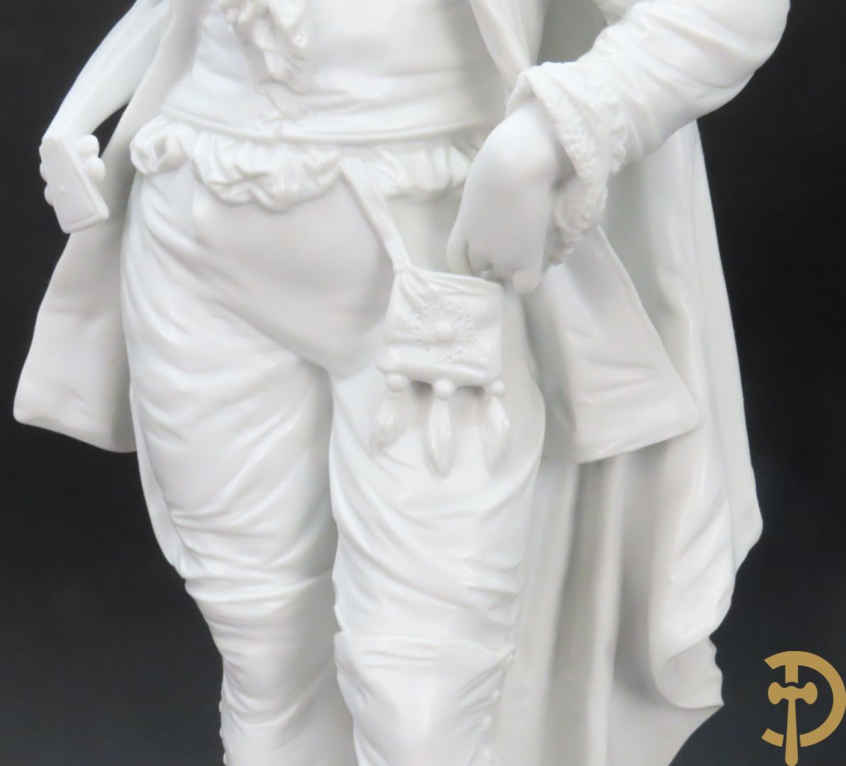 Paar grote witte biscuits van elegant koppel, onderaan gemerkt AM