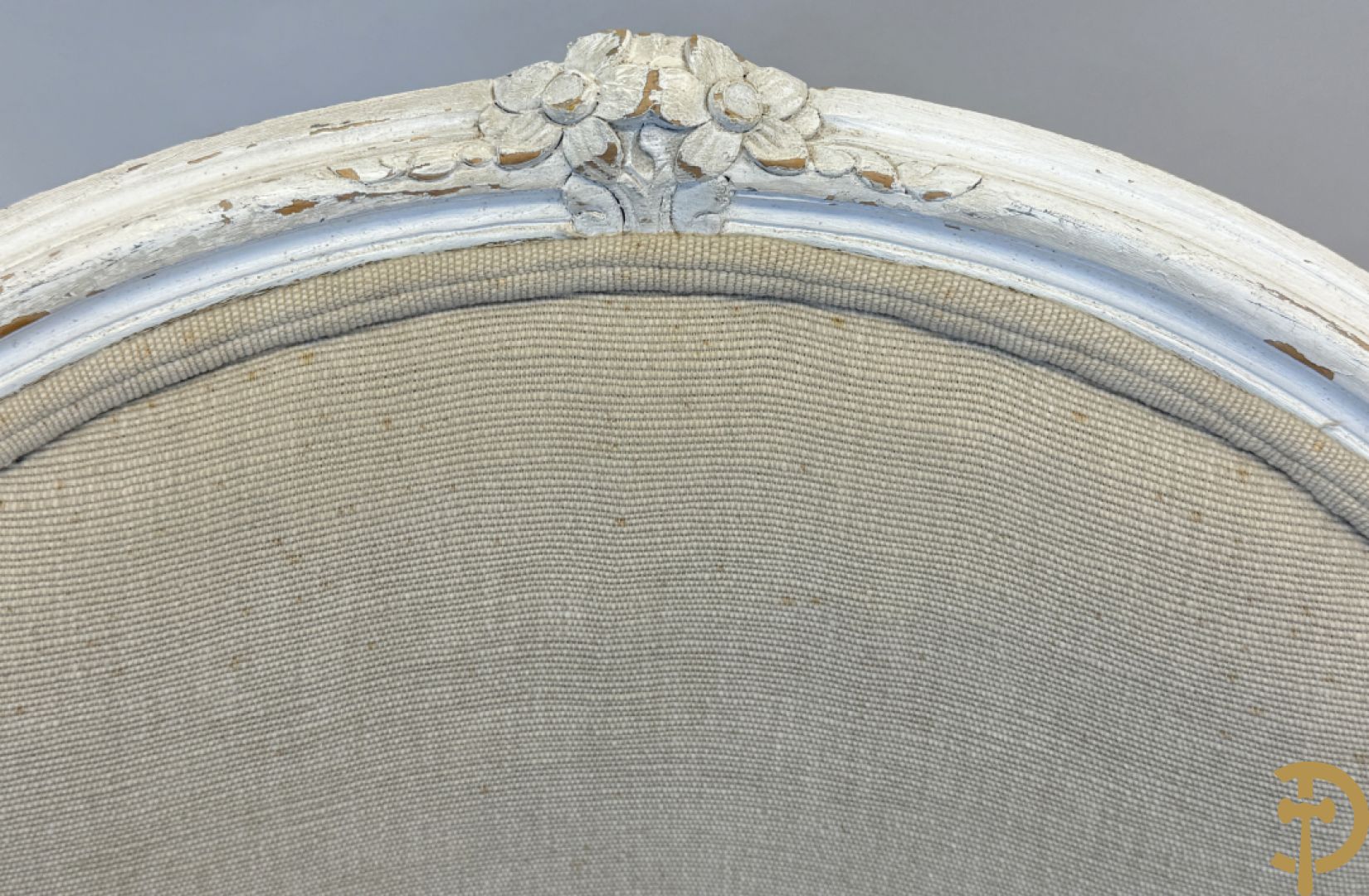 Paar wit gemonochromeerde Louis XV armzetels op voluutvormige poten + 1 andere