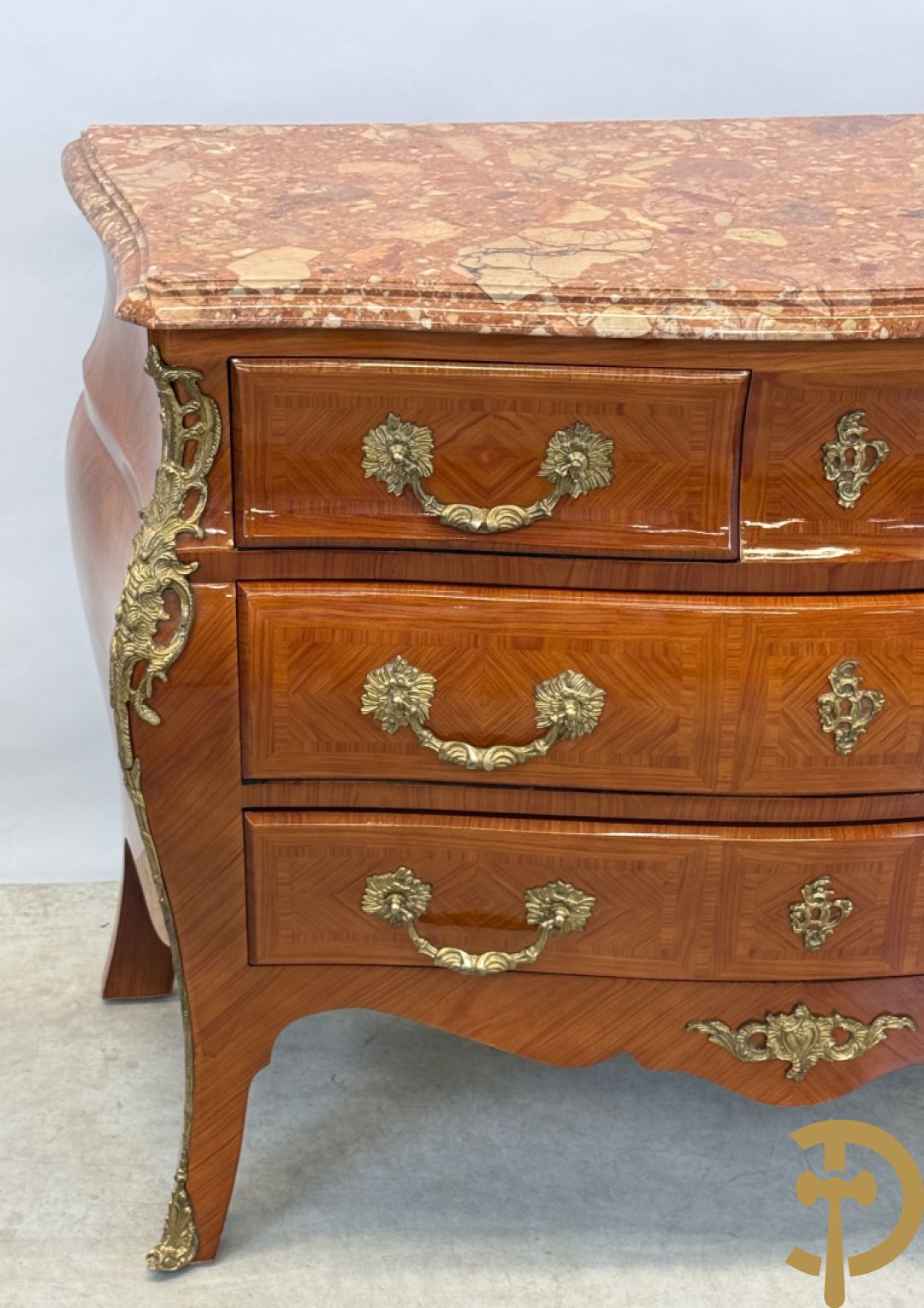 Gegalbeerde notelaren vierladencommode bezet met bronsbeslag en marmeren blad