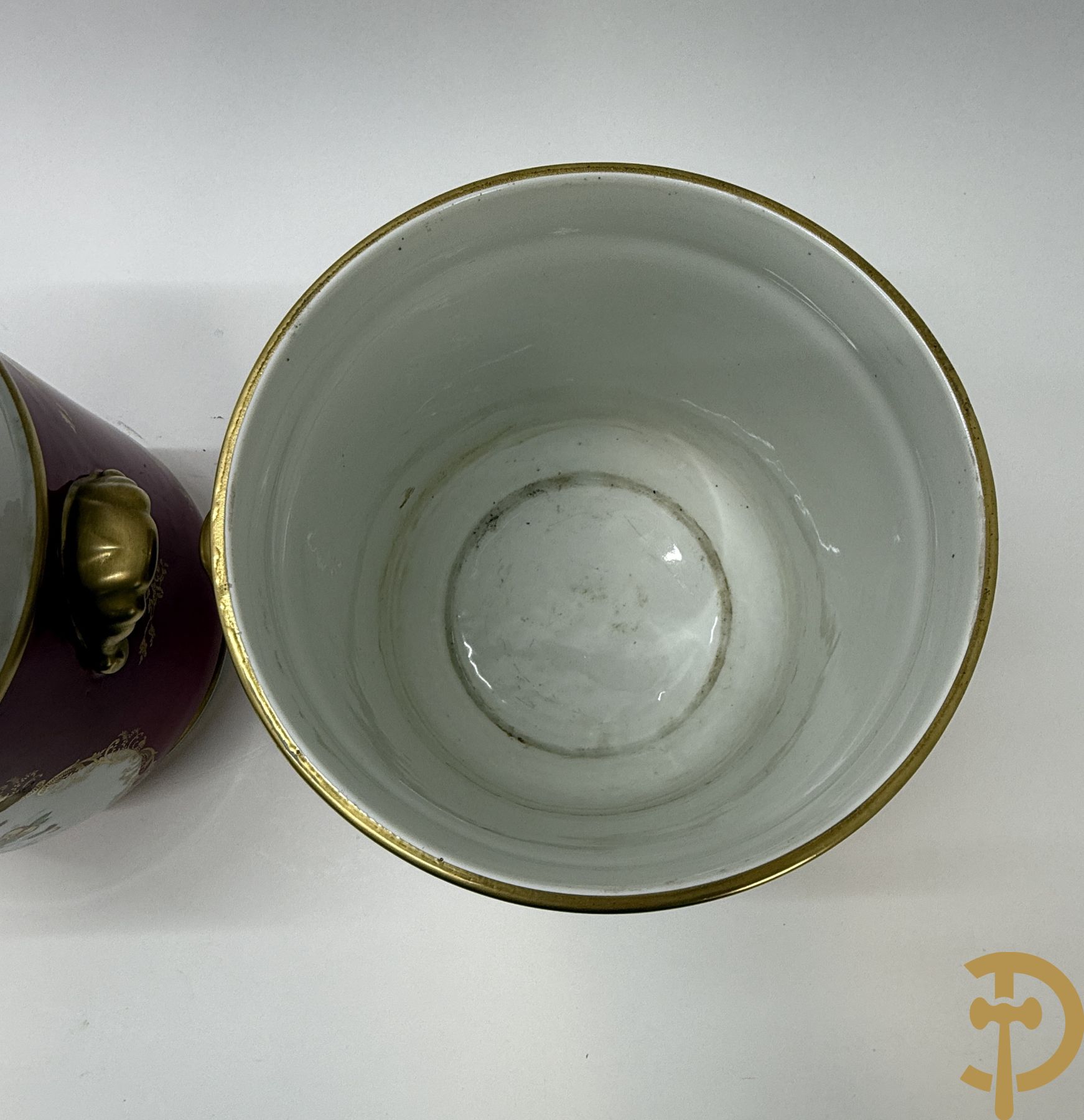 Paar porseleinen cachepots met bloemen en verguld decor, gemerkt Pillivuyt La porcelaine de la France