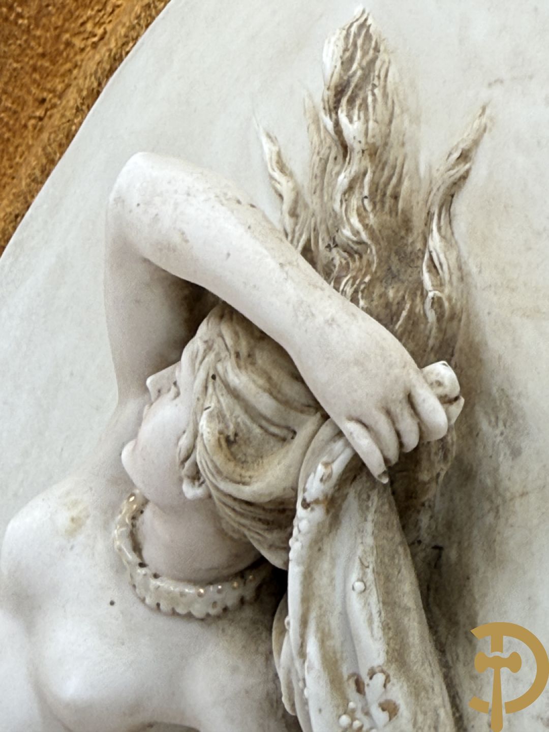 Paar ovale porseleinen plakkettes met elegante dame in bloemenveld