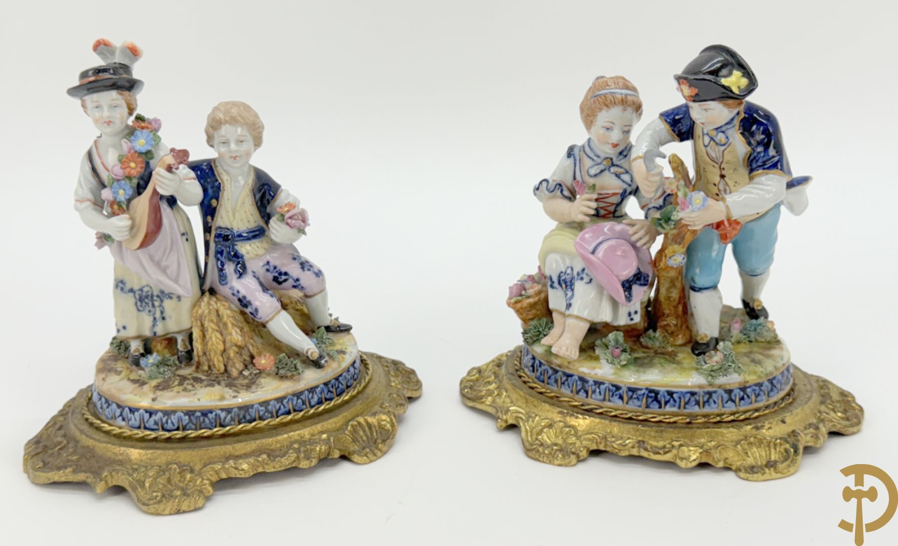 Paar gekleurde porseleinen sierbeeldjes op bronzen voet, Capo di Monte + 2 sierbeeldjes op bronzen voet