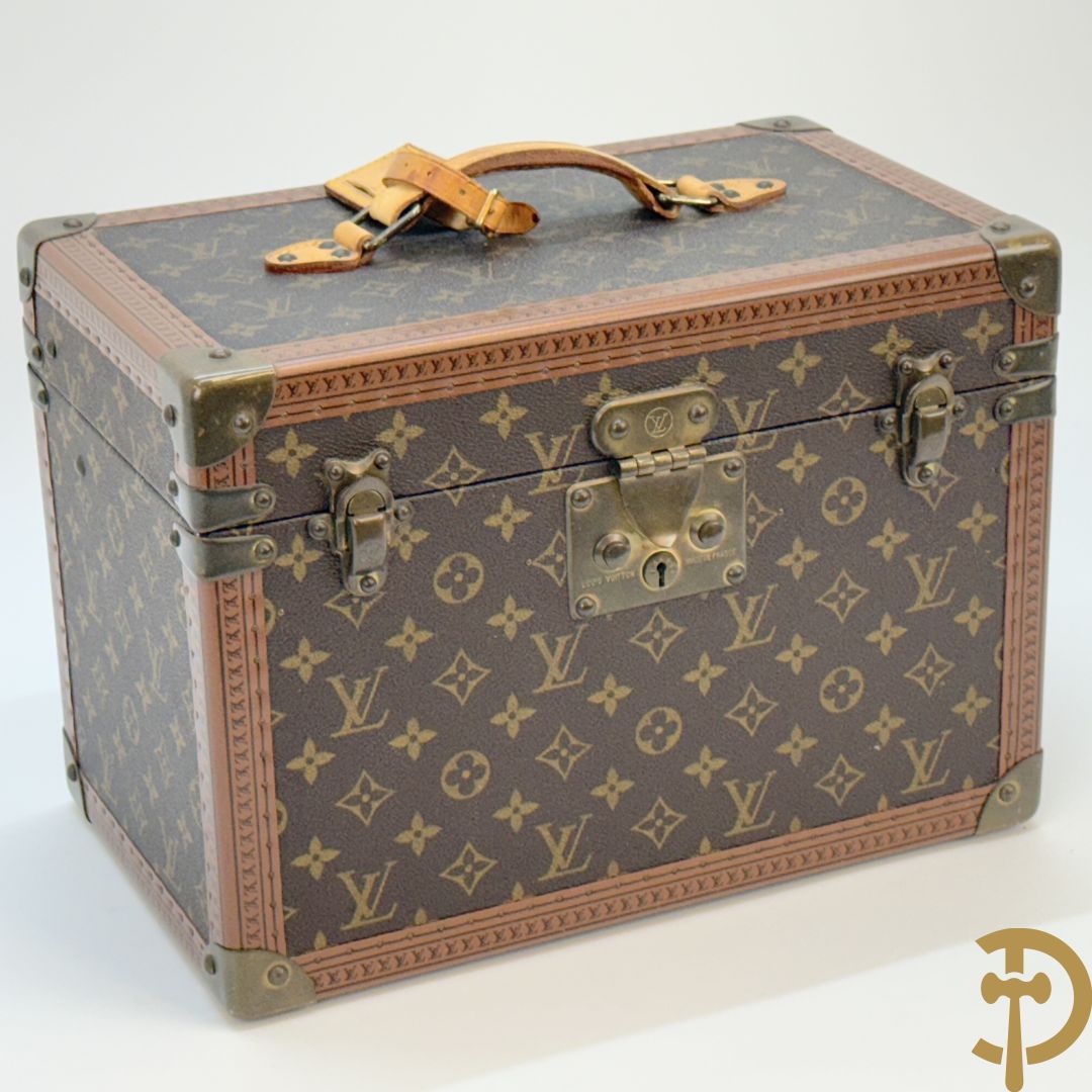 Louis Vuitton beauty case met verschillende vakjes en genummerd 948947
