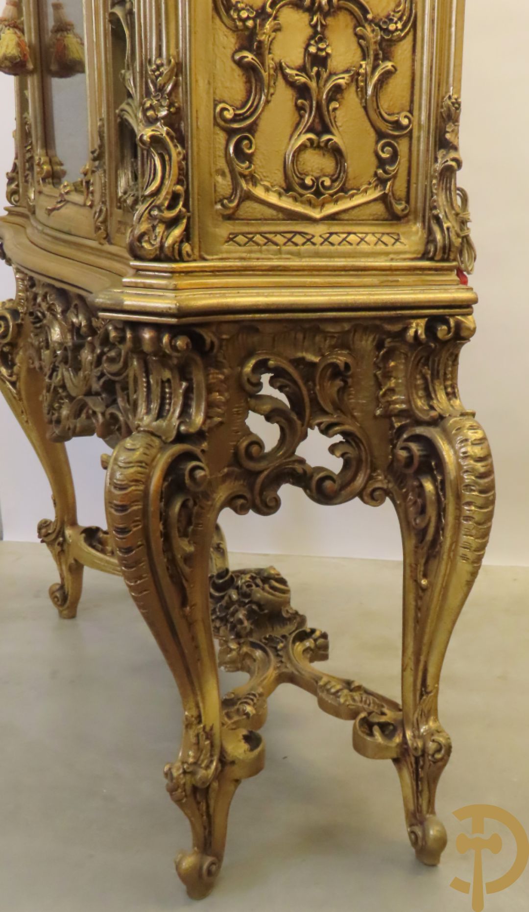 Uitzonderlijke vergulde Louis XV eetkamer bestaande uit vijfdeursdressoir met voluutvormige accanthusranken en rocailles, beschilderd met bloemenmotieven en centraal tafererel met hoornen des overvloeds + bijhorende spiegel vergulde tafel op voluutvormige poten met zes bijhorende stoelen + vitrine met accanthusranken en centrale deur, op voluutvormige poten