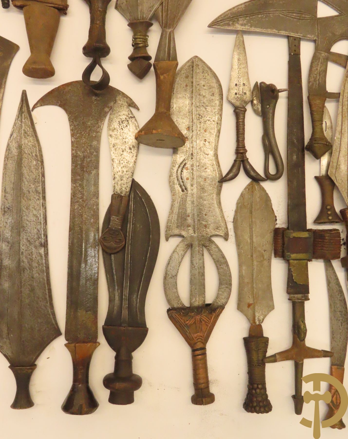 Verzameling mooi bewerkte Afrikaanse machetes, messen, speren, bijlen e.a.
