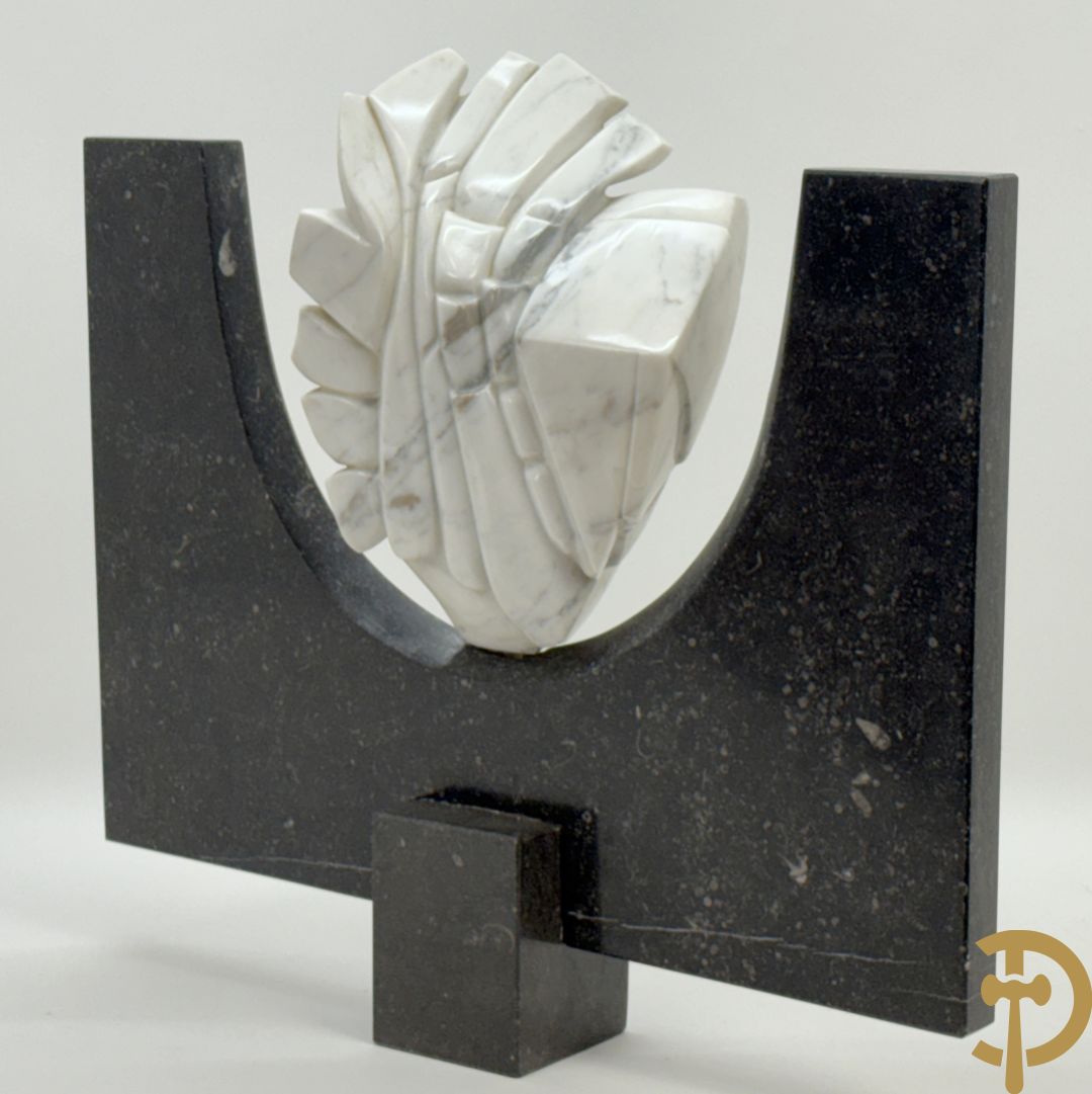 Ongetekend wit marmeren beeld op granieten onderstel