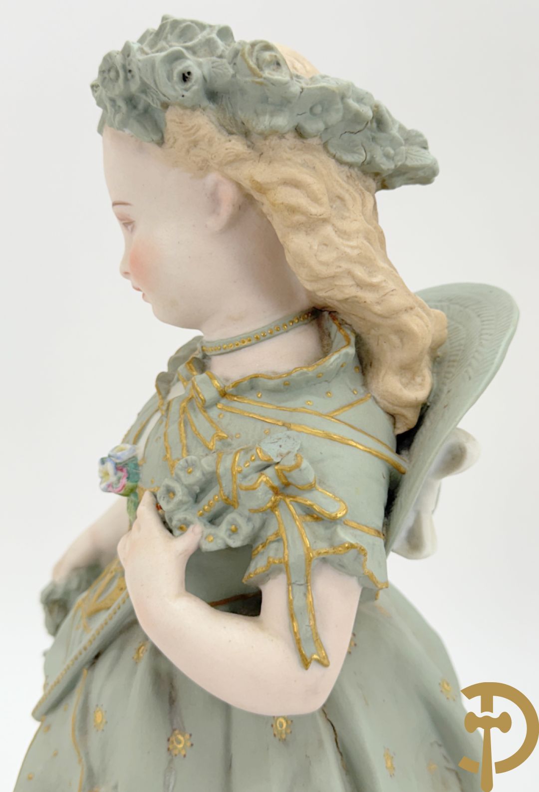 Paar grote Franse gekleurde biscuits van meisje en 
 jongen met schaap en geit